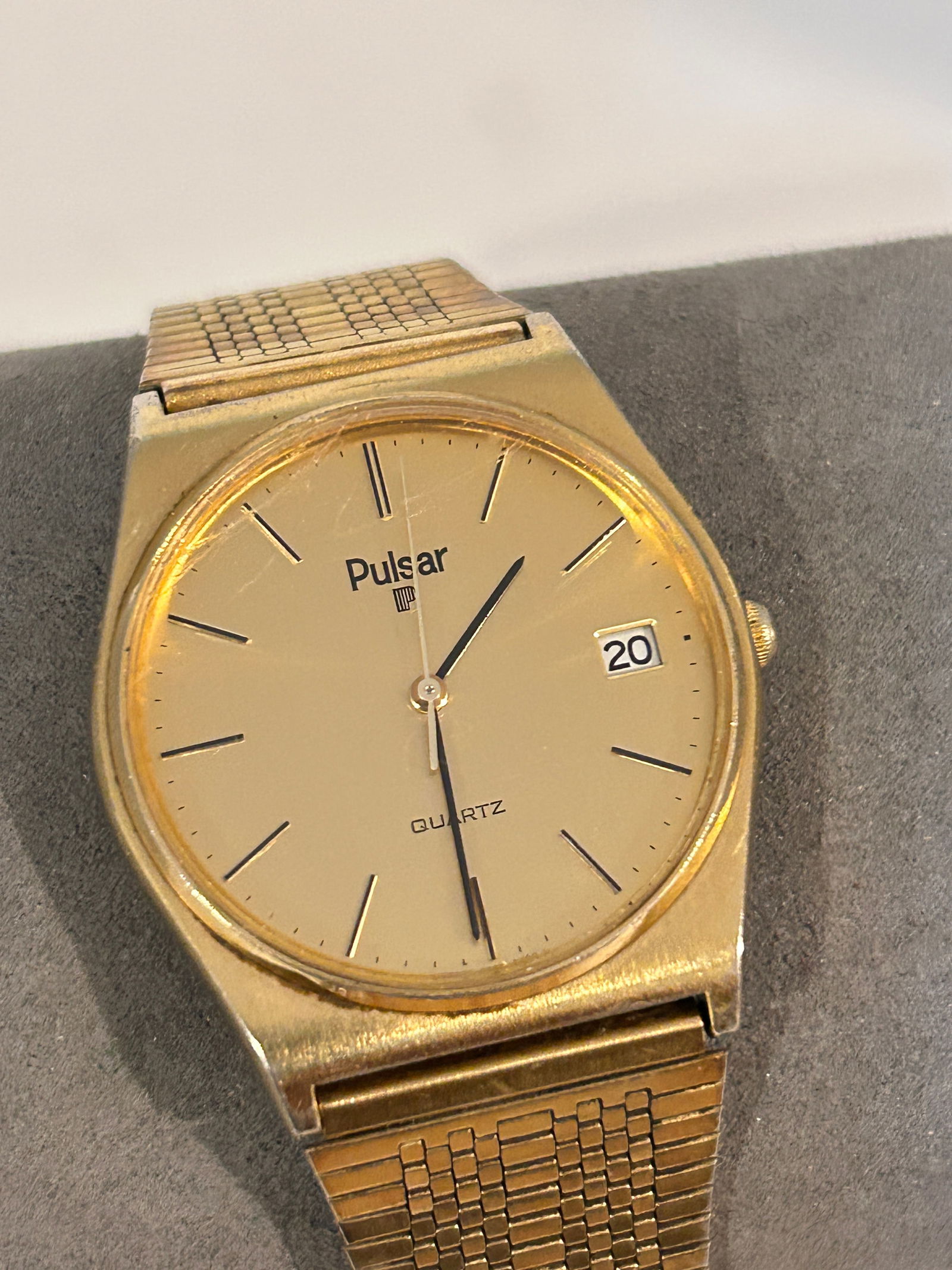 Vintage Pulsar Quartz working 8000 Watch: Vintage Pulsar Quartz working 8000 Watch Please view all photos as they are part of the description and condition of this Item, Feel free to contact me with questions or picture requests! Used Item AS