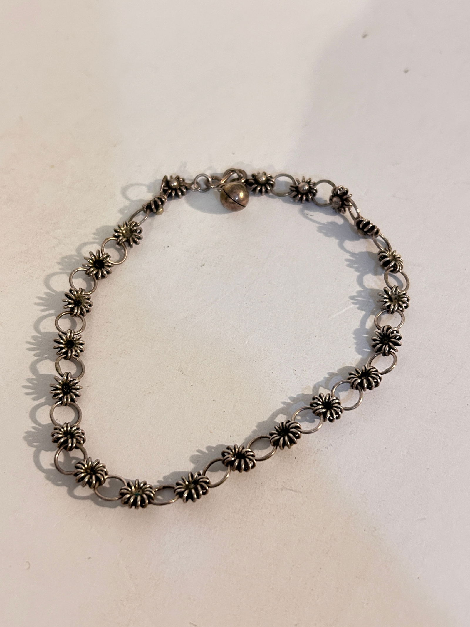 Vintage Sterling Silver floral Bracelet 8": Vintage Sterling Silver floral Bracelet 8" Please view all photos as they are part of the description and condition of this Item, Feel free to contact me with questions or picture requests! Used Item