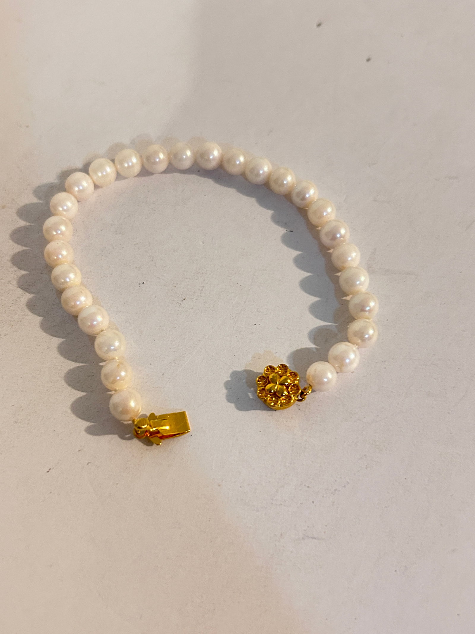 Vintage Silver Faux pearl Bracelet 7": Vintage Silver Faux pearl Bracelet 7" Please view all photos as they are part of the description and condition of this Item, Feel free to contact me with questions or picture requests! Used Item AS IS