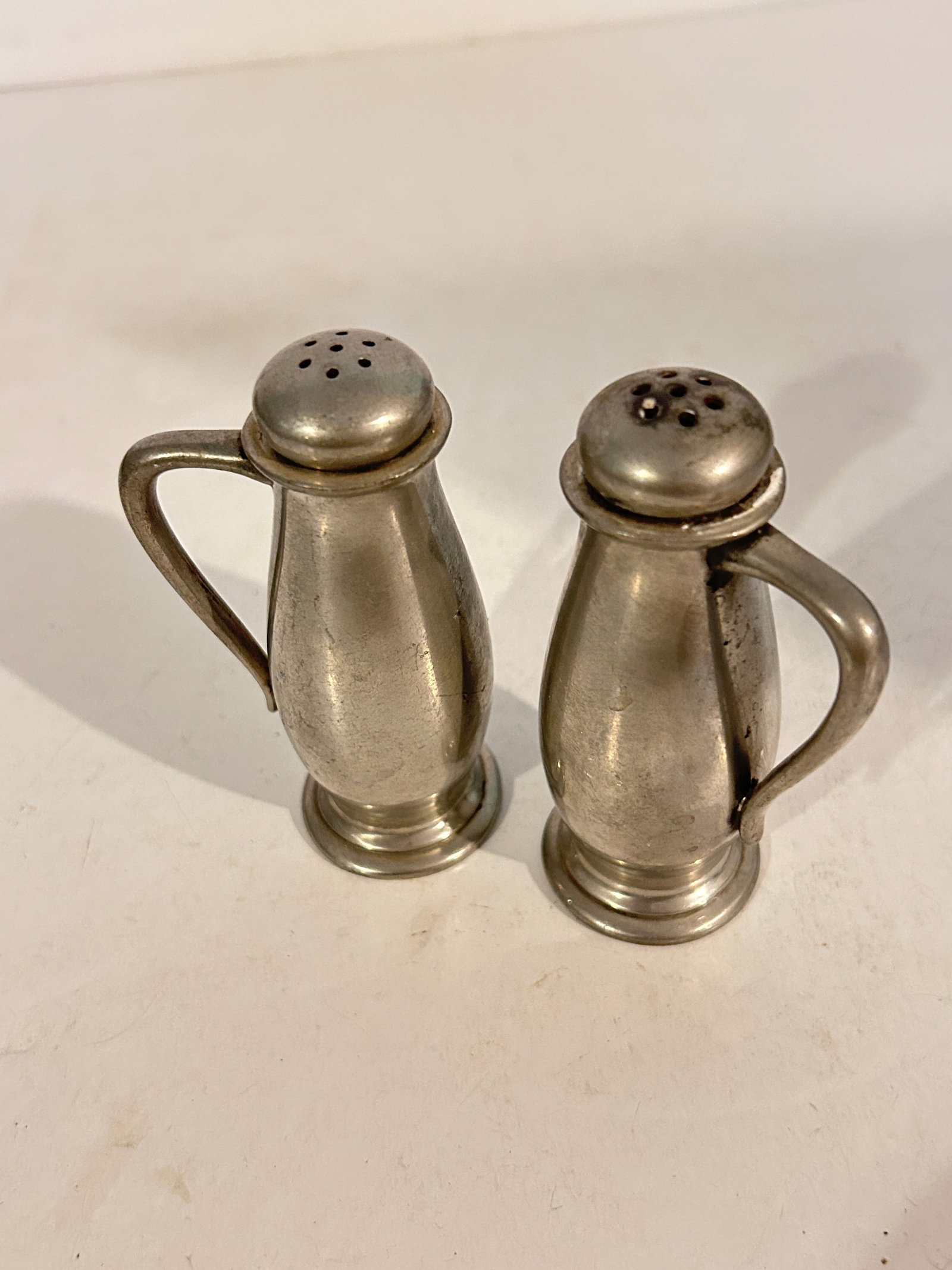 Vintage Pewter Salt & Pepper Shakker W.B. Co.: Vintage Pewter Salt & Pepper Shakker W.B. Co. Please view all photos as they are part of the description and condition of this Item, Feel free to contact me with questions or picture requests! Used It