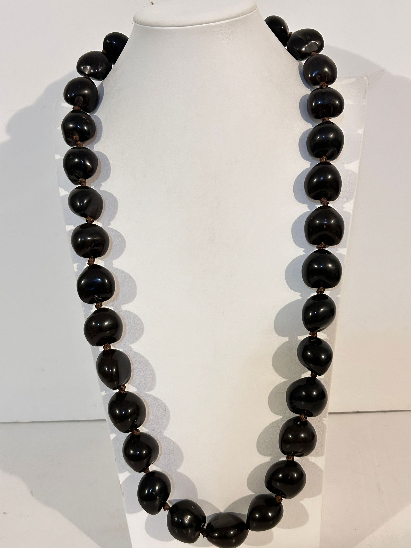 Vintage large brown bead Necklace 31": Vintage large brown bead Necklace 31" Please view all photos as they are part of the description and condition of this Item, Feel free to contact me with questions or picture requests! Used Item AS IS