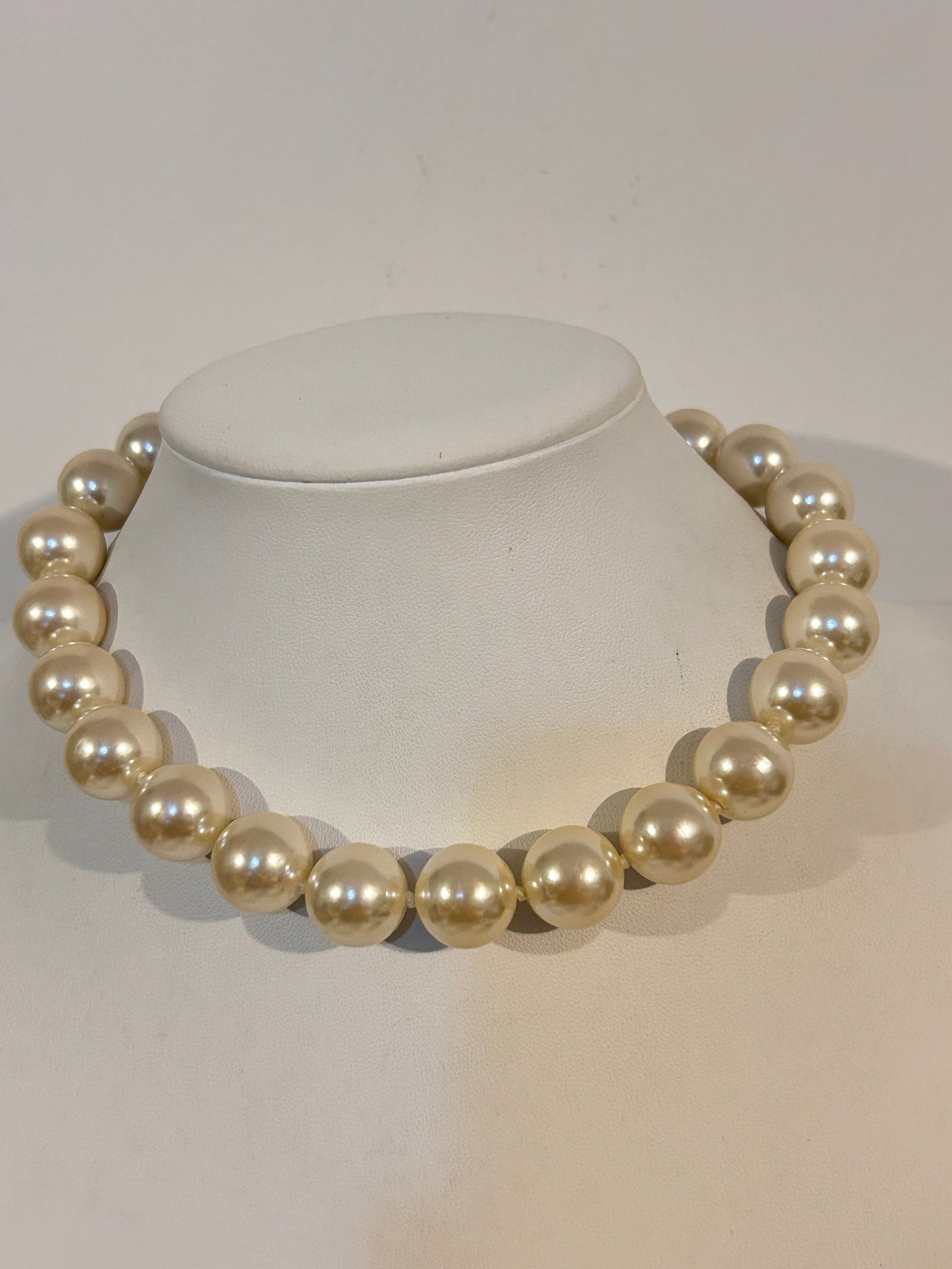 Vintage Faux pearl choker Necklace 13": Vintage Faux pearl choker Necklace 13" Please view all photos as they are part of the description and condition of this Item, Feel free to contact me with questions or picture requests! Used Item AS I