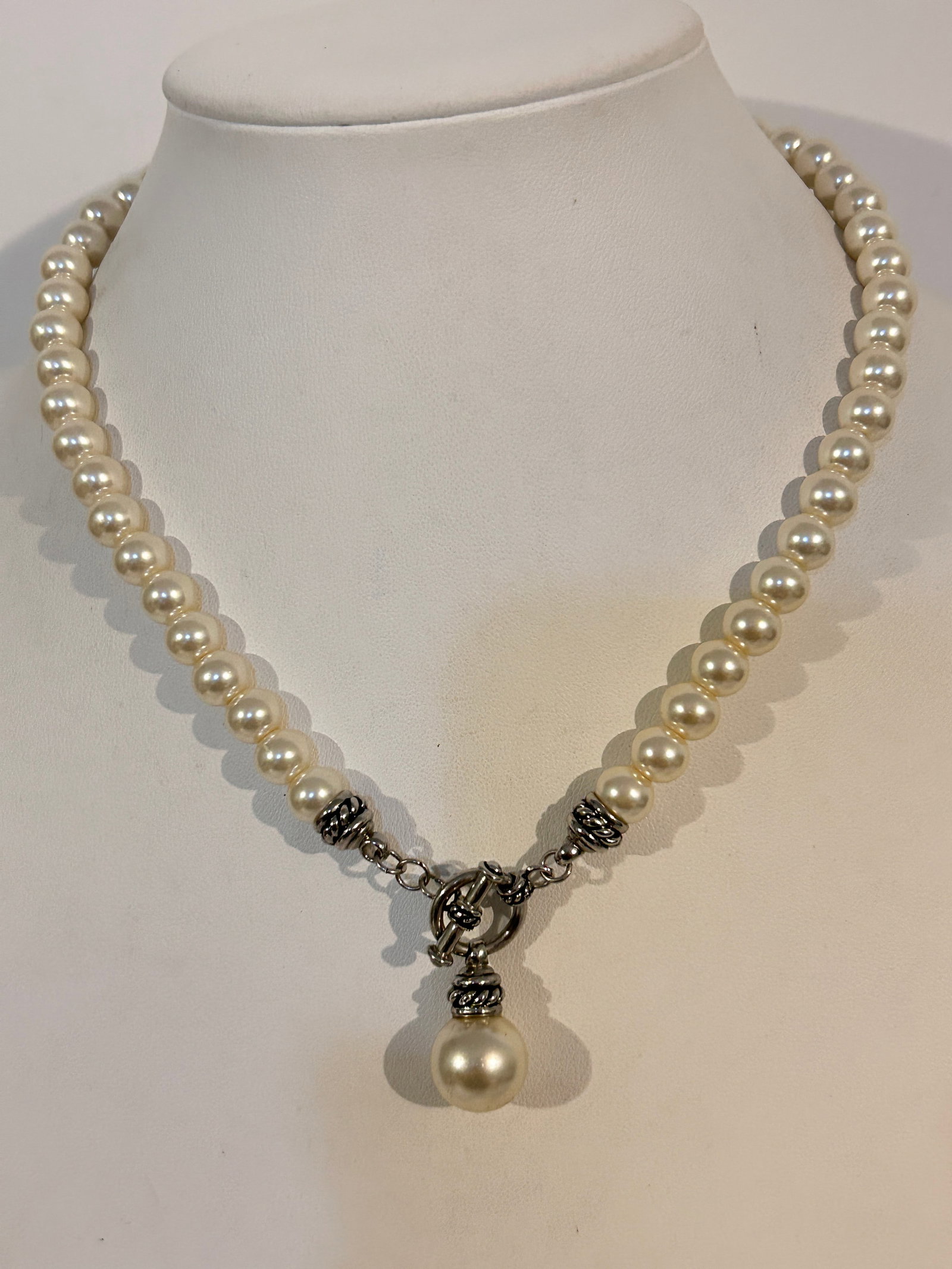 Vintage Faux pearl bead Necklace 16": Vintage Faux pearl bead Necklace 16" Please view all photos as they are part of the description and condition of this Item, Feel free to contact me with questions or picture requests! Used Item AS IS