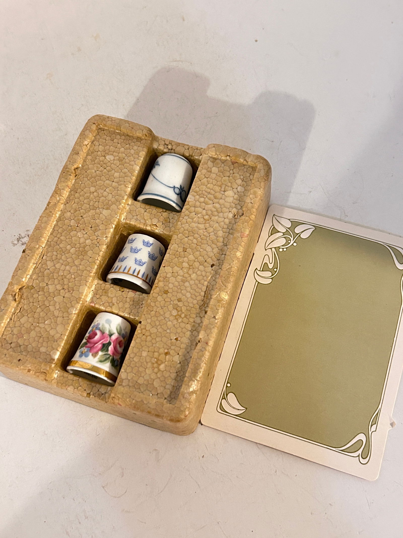 Vintage lot of 3 ceramic Symbols: Vintage lot of 3 ceramic Symbols Please view all photos as they are part of the description and condition of this Item, Feel free to contact me with questions or picture requests! Used Item AS IS