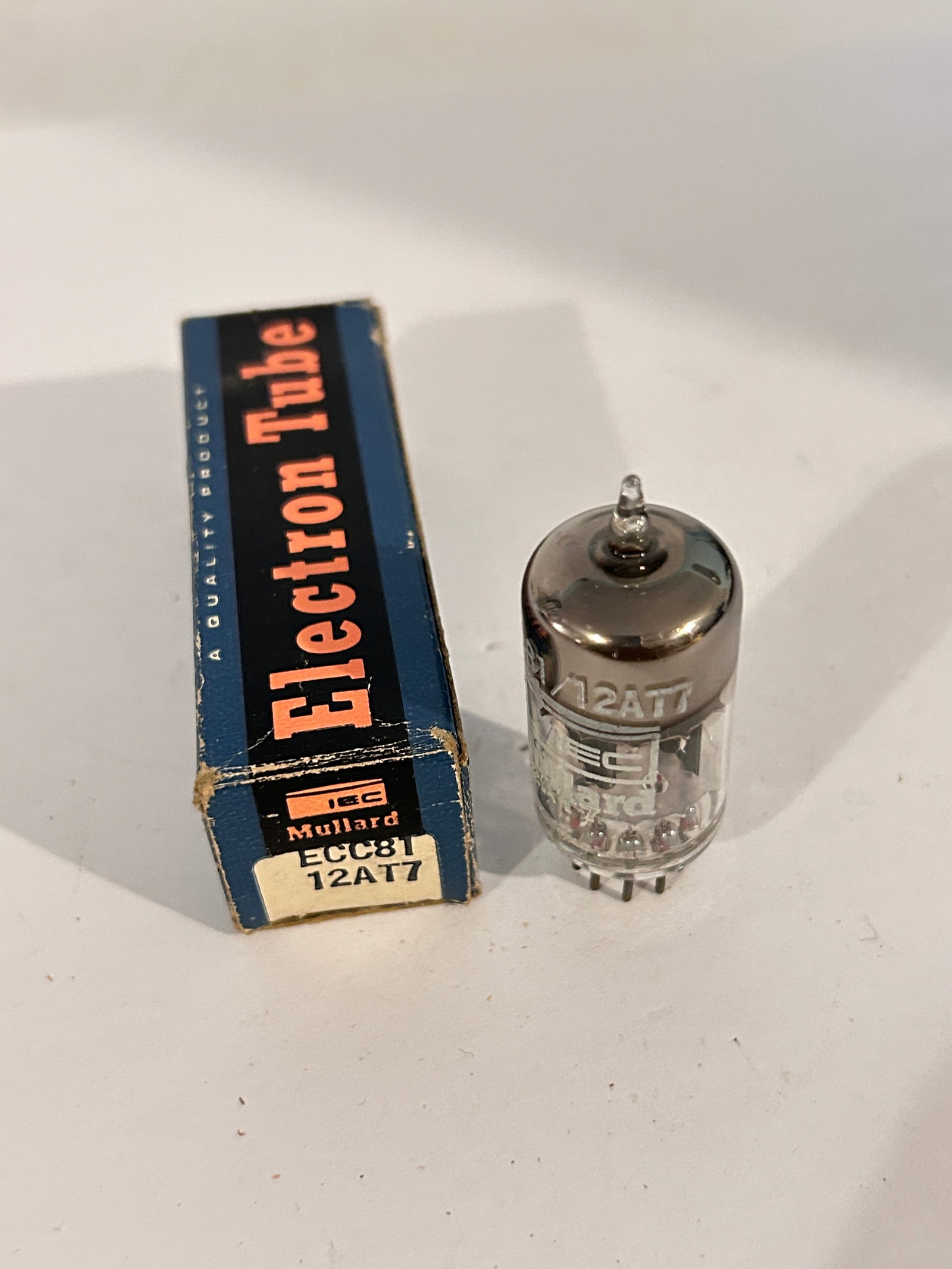 Vintage Mullard 12AT7 Vaccum Tube: Vintage Mullard 12AT7 Vaccum Tube Please view all photos as they are part of the description and condition of this Item, Feel free to contact me with questions or picture requests! Used Item AS IS
