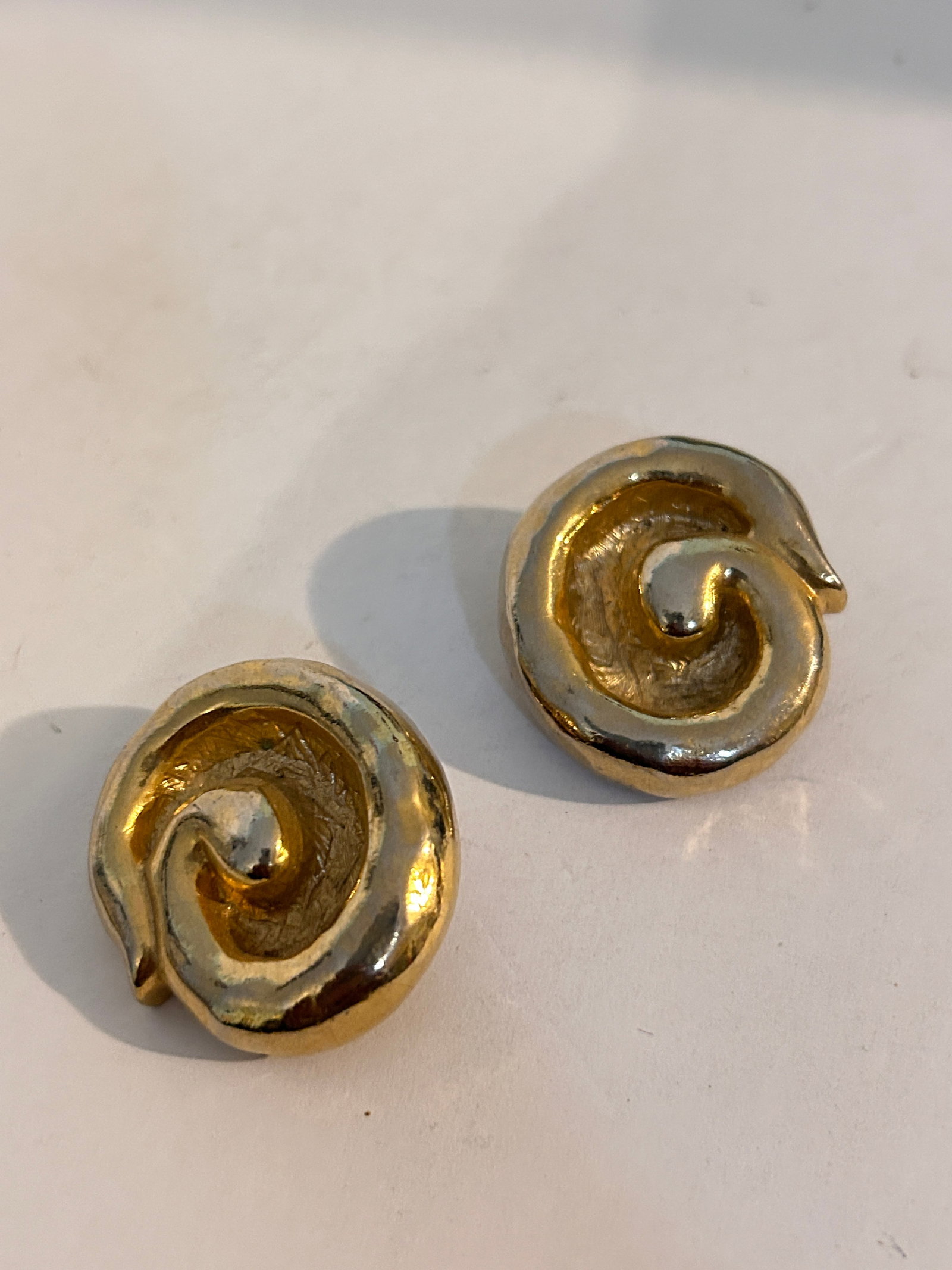 Vintage Gold tone Earrings: Vintage Gold tone Earrings Please view all photos as they are part of the description and condition of this Item, Feel free to contact me with questions or picture requests! Used Item AS IS Please vie