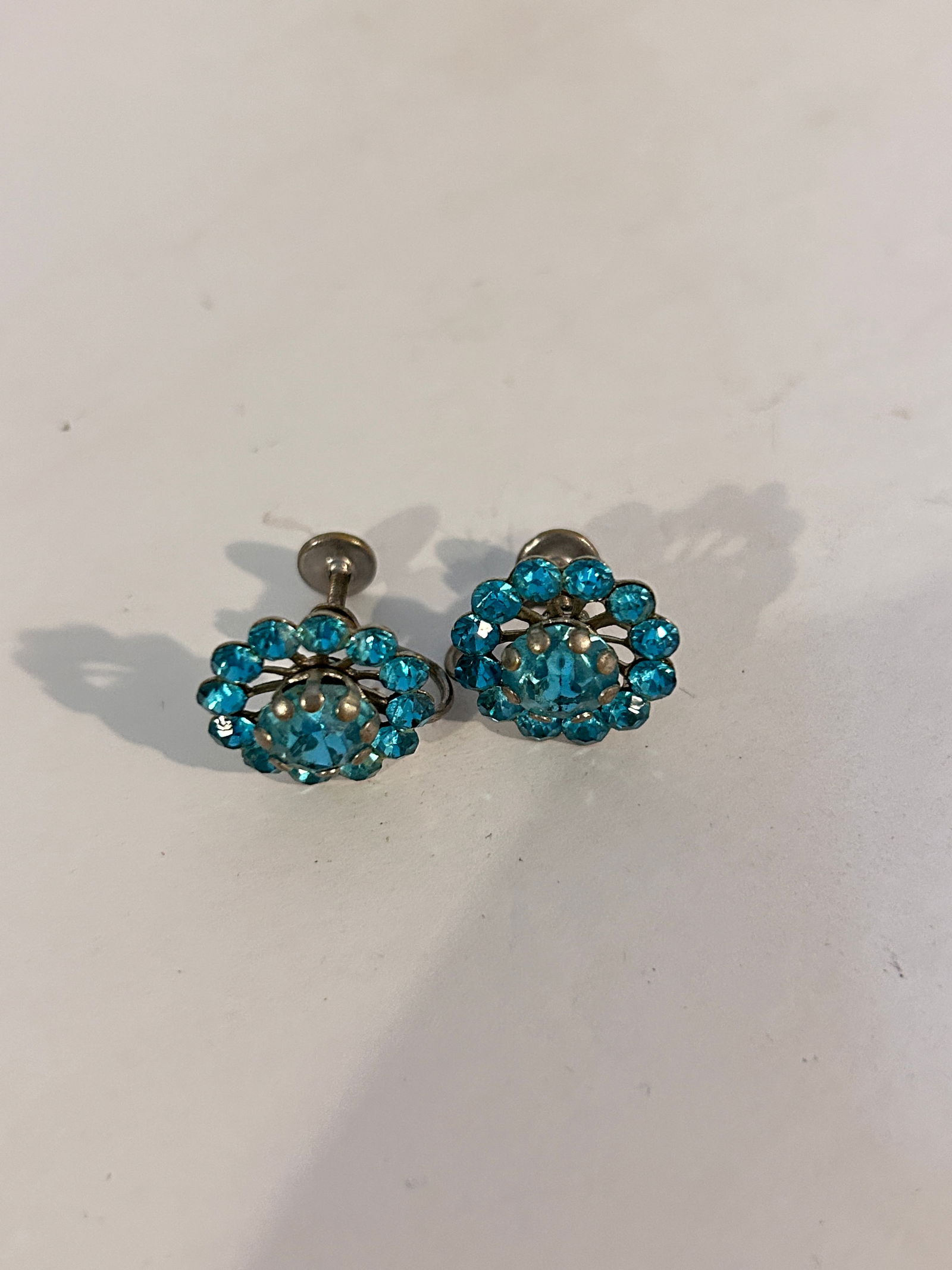 Vintage Blue Rhinestone Earrings: Vintage Blue Rhinestone Earrings Please view all photos as they are part of the description and condition of this Item, Feel free to contact me with questions or picture requests! Used Item AS IS Plea