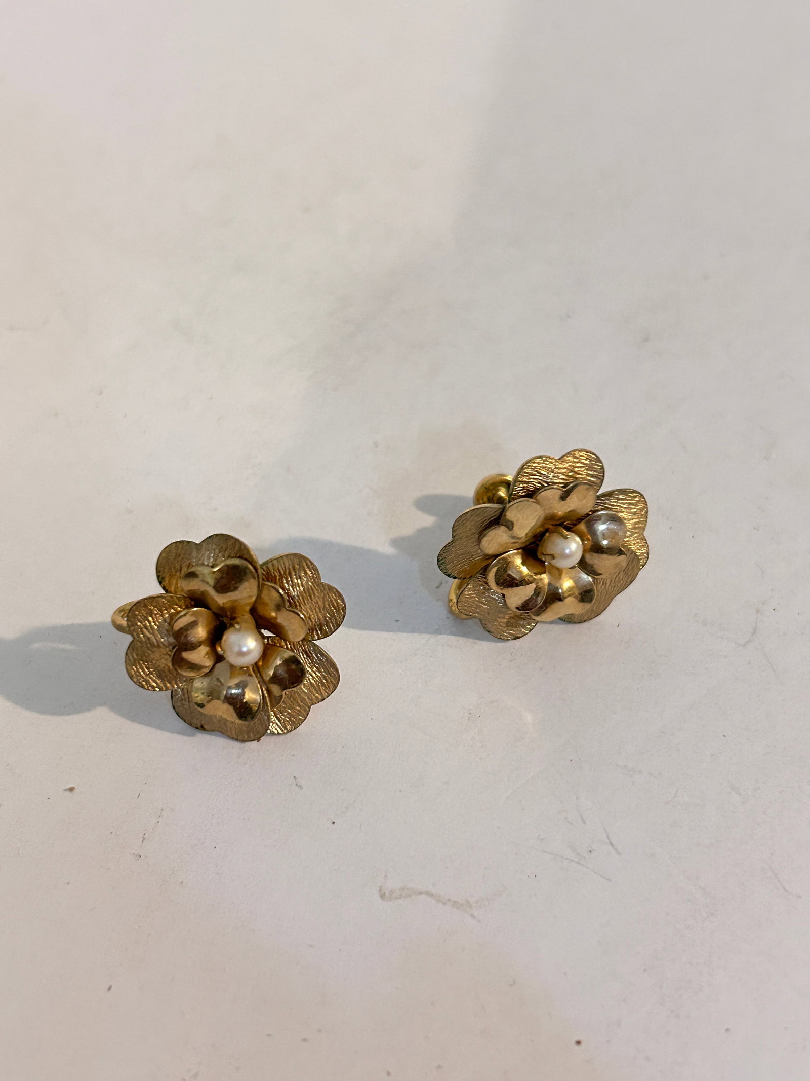 Vintage Gold filled floral Earrings: Vintage Gold filled floral Earrings Please view all photos as they are part of the description and condition of this Item, Feel free to contact me with questions or picture requests! Used Item AS IS P