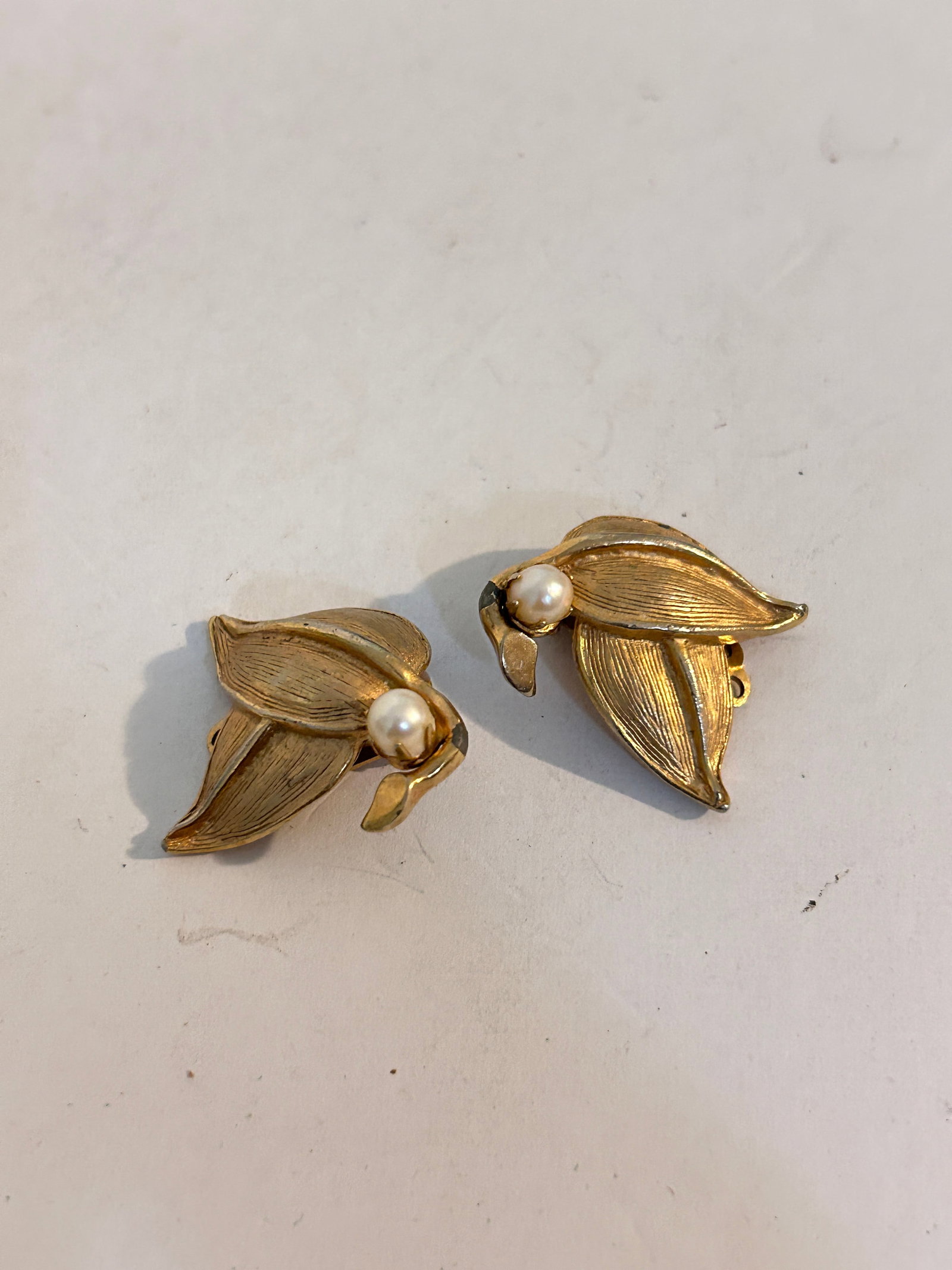 Vintage Gold tone Faux pearl Earrings: Vintage Gold tone Faux pearl Earrings Please view all photos as they are part of the description and condition of this Item, Feel free to contact me with questions or picture requests! Used Item AS IS