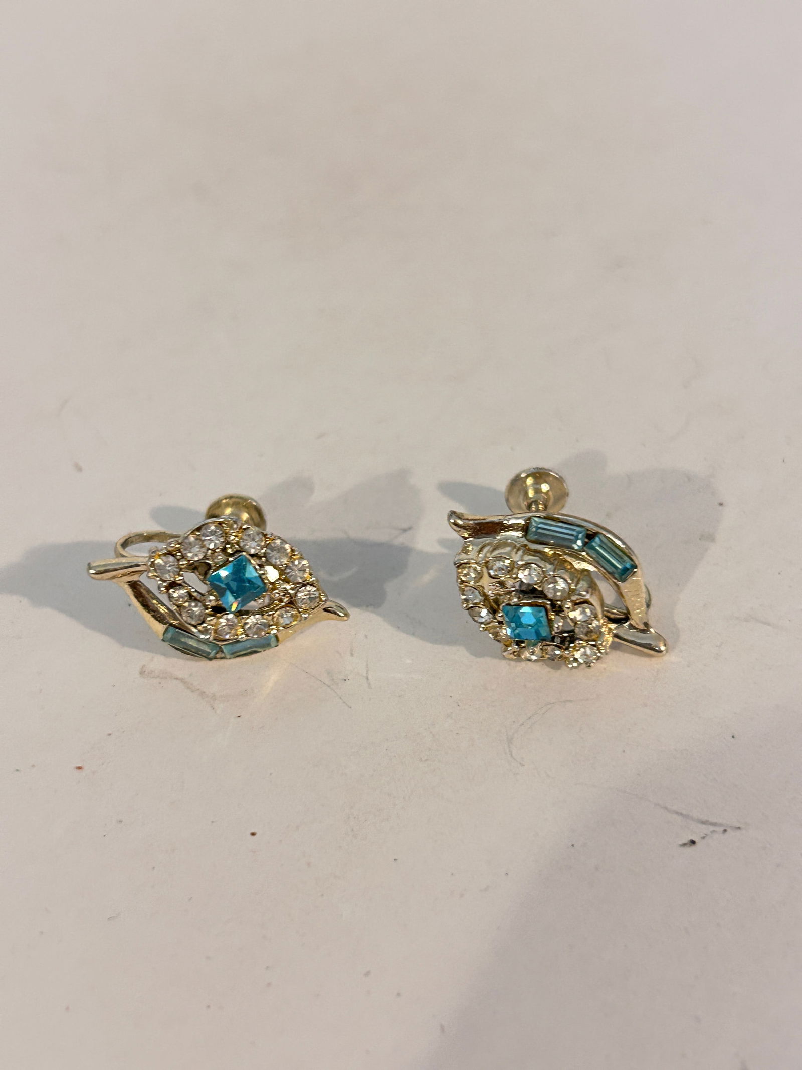 Vintage Silvertone rhinestone Earrings (1 of 3)