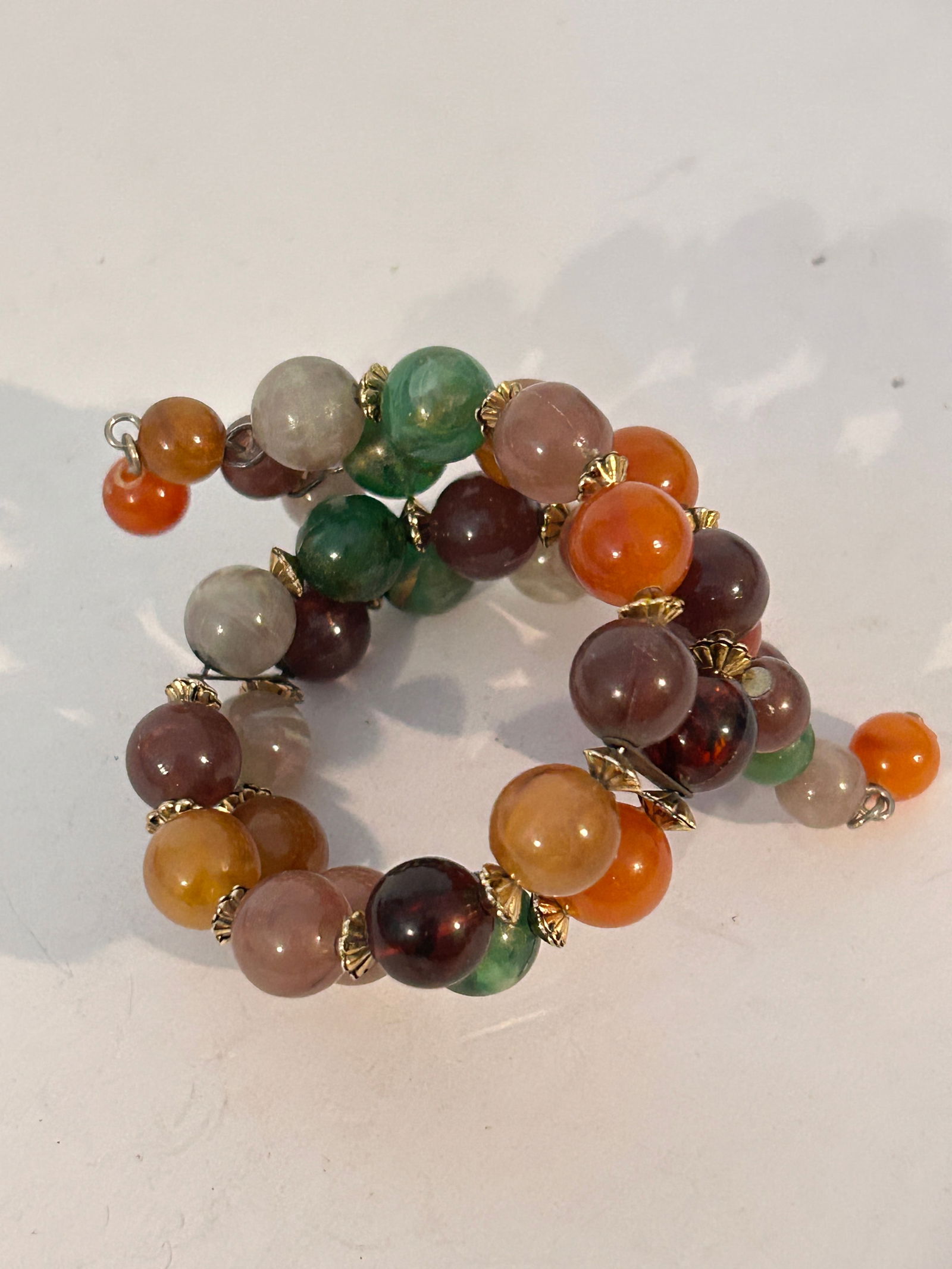 Vintage beaded stretch Bracelet: Vintage beaded stretch Bracelet Please view all photos as they are part of the description and condition of this Item, Feel free to contact me with questions or picture requests! Used Item AS IS Pleas