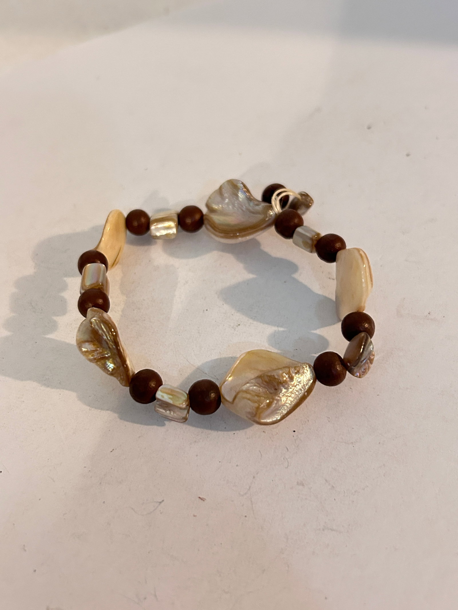 Vintage Mother of Pearl Bracelet 7": Vintage Mother of Pearl Bracelet 7" Please view all photos as they are part of the description and condition of this Item, Feel free to contact me with questions or picture requests! Used Item AS IS P