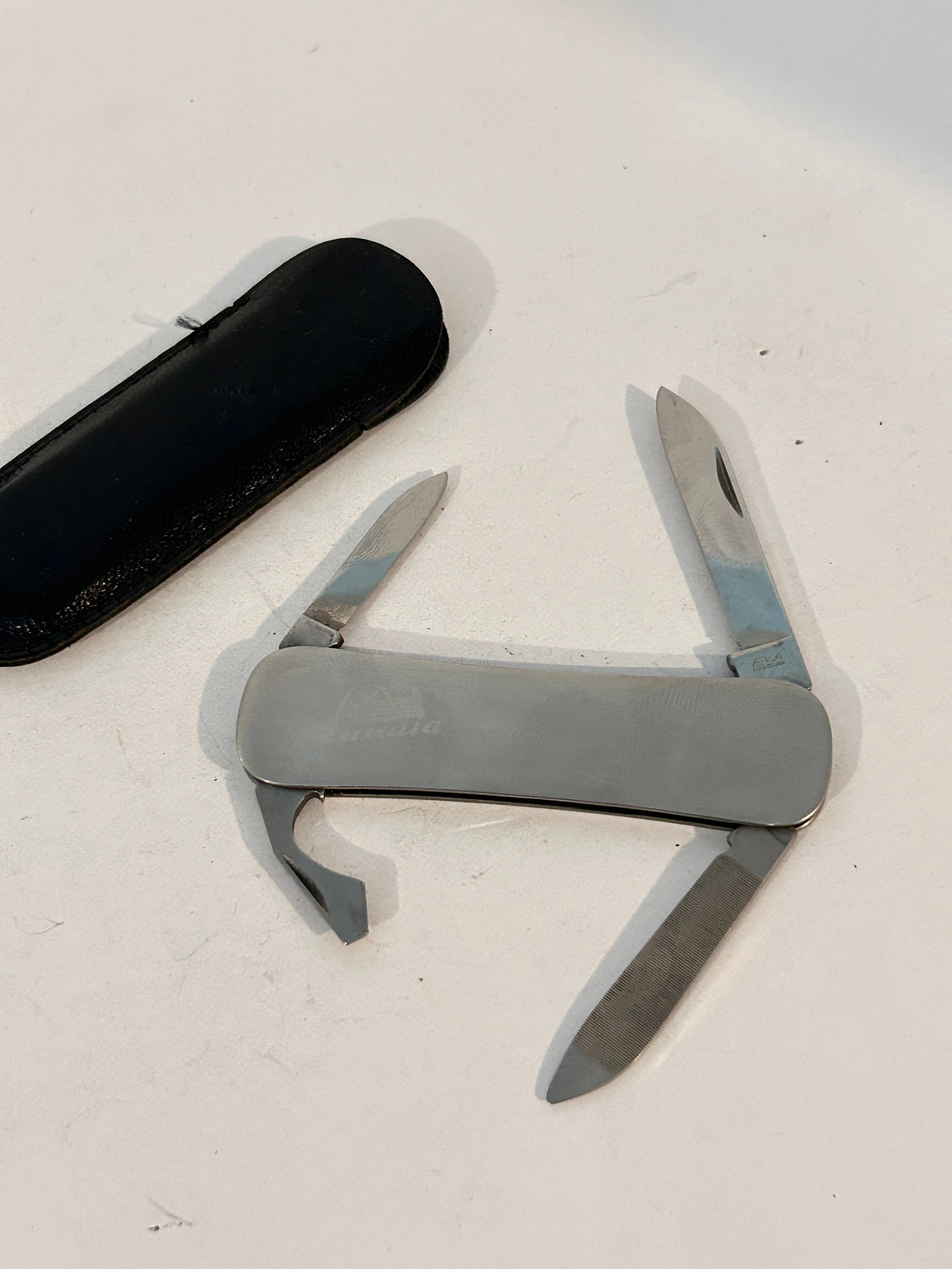 Vintage EKA Eskilstuna Normark Sweden Lundia Knife: Vintage EKA Eskilstuna Normark Sweden Lundia Knife Please view all photos as they are part of the description and condition of this Item, Feel free to contact me with questions or picture requests! Us