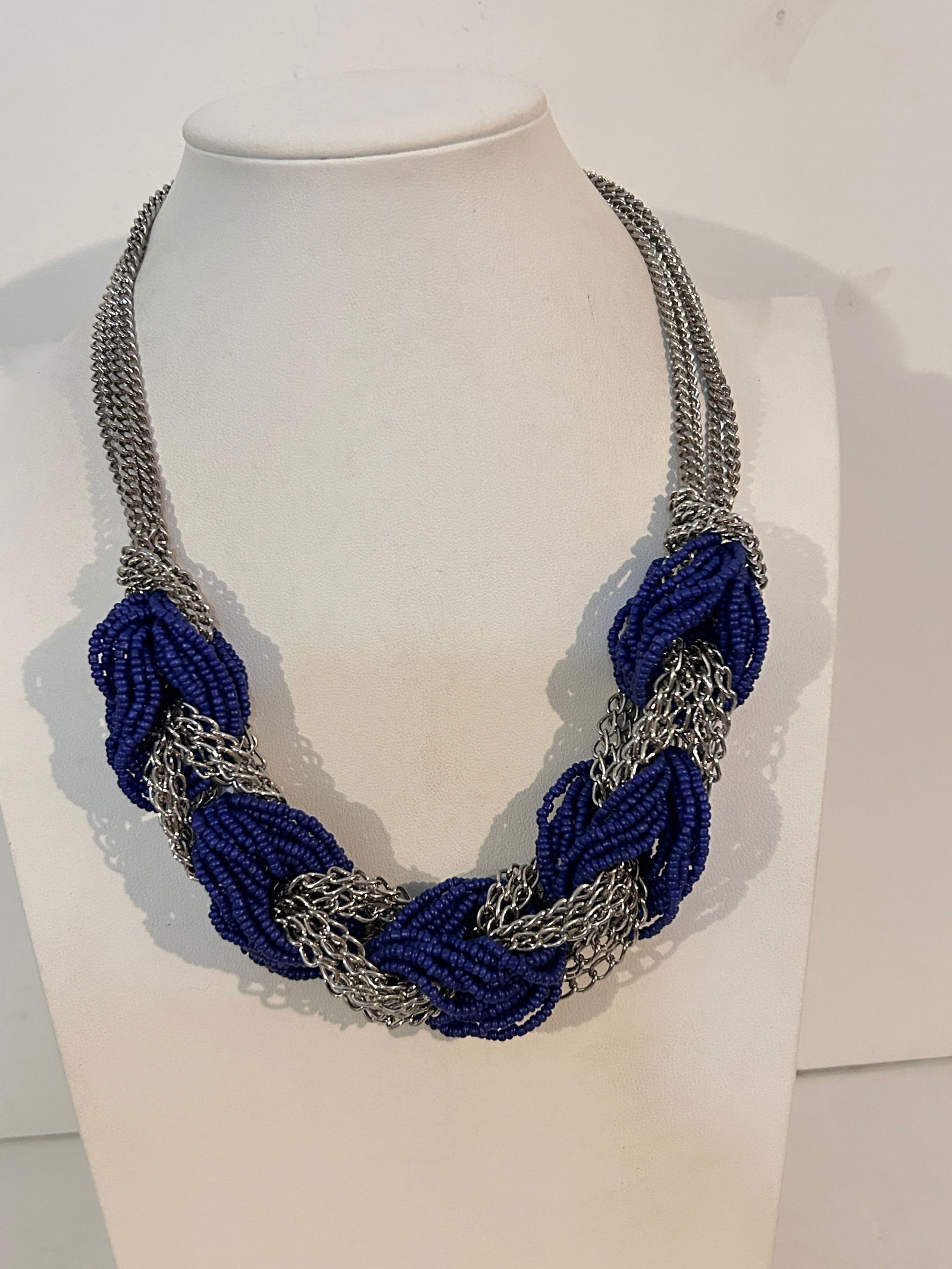 Vintage beaded mesh Necklace 18": Vintage beaded mesh Necklace 18" Please view all photos as they are part of the description and condition of this Item, Feel free to contact me with questions or picture requests! Used Item AS IS Plea