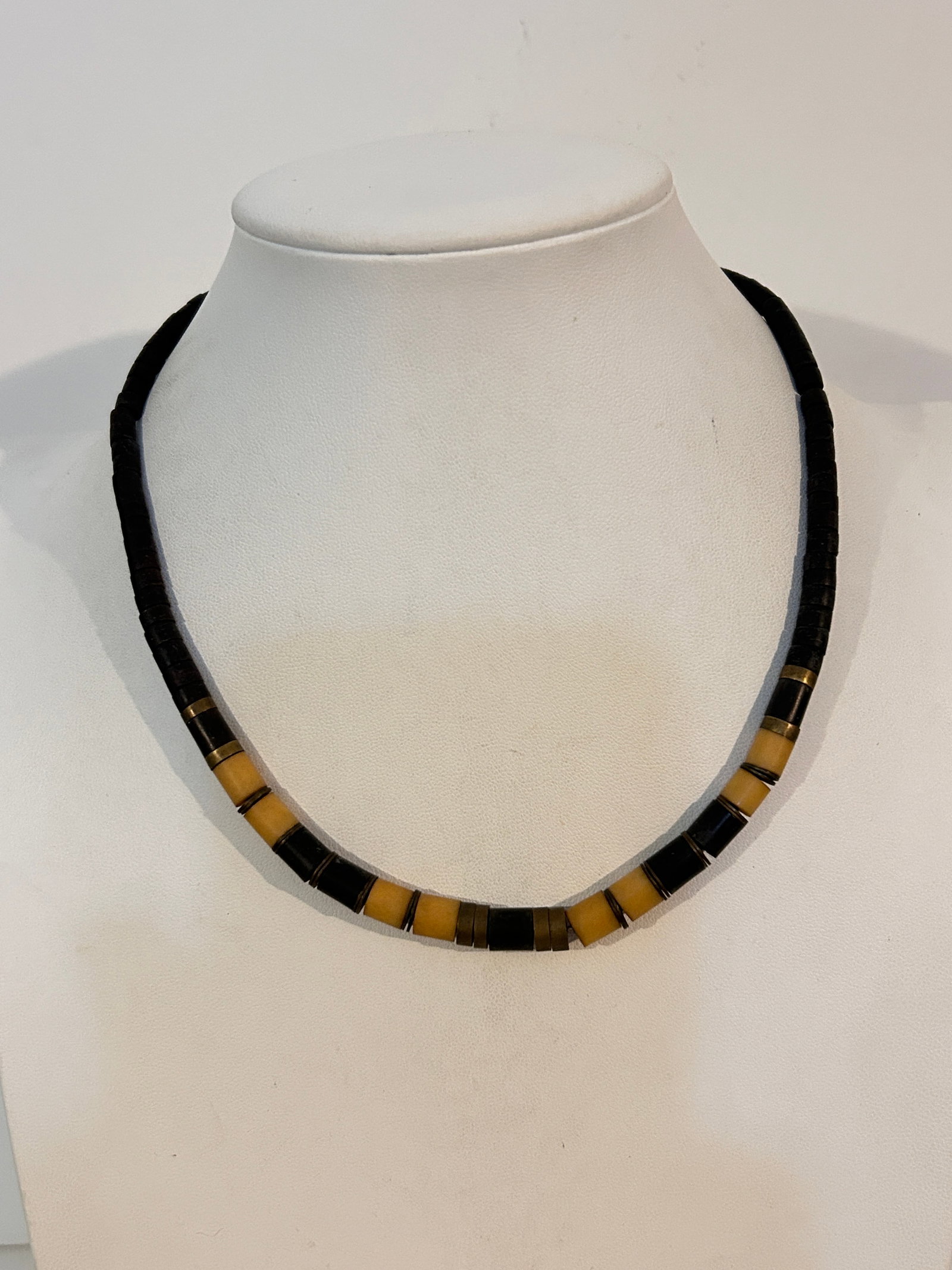 Vintage brown choker Necklace 16": Vintage brown choker Necklace 16" Please view all photos as they are part of the description and condition of this Item, Feel free to contact me with questions or picture requests! Used Item AS IS Ple