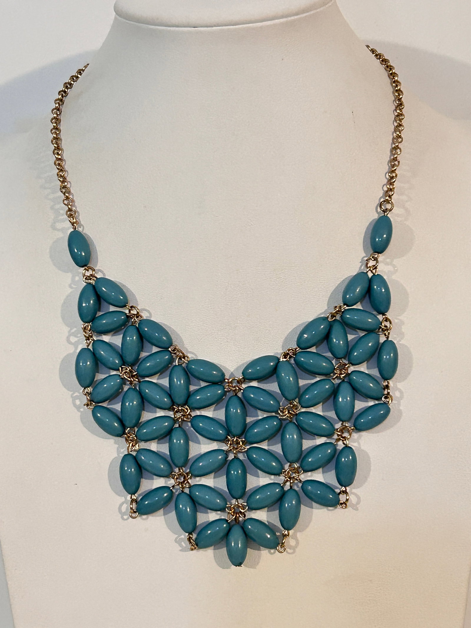 Vintage Blue bead aprin style choker Necklace 16": Vintage Blue bead aprin style choker Necklace 16" Please view all photos as they are part of the description and condition of this Item, Feel free to contact me with questions or picture requests! Use