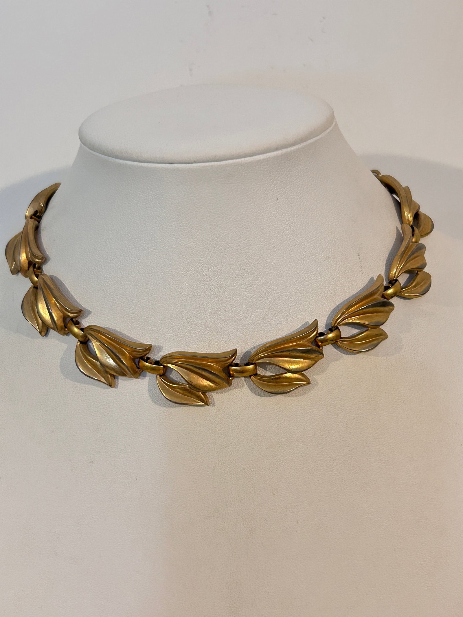 Vintage gold tone choker Necklace 14": Vintage gold tone choker Necklace 14" Please view all photos as they are part of the description and condition of this Item, Feel free to contact me with questions or picture requests! Used Item AS IS