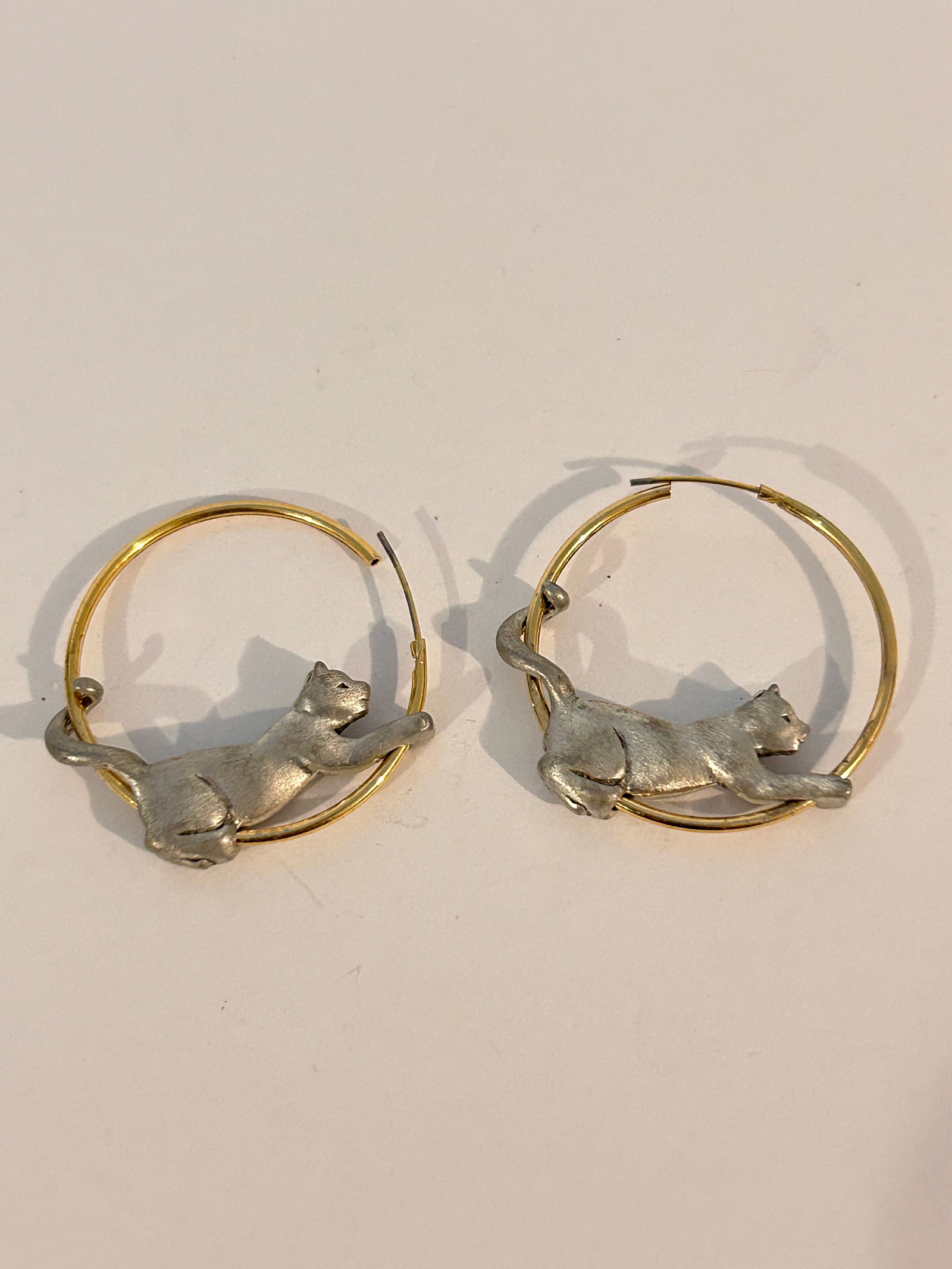 Vintage Cat hoop Earrings: Vintage Cat hoop Earrings Please view all photos as they are part of the description and condition of this Item, Feel free to contact me with questions or picture requests! Used Item AS IS