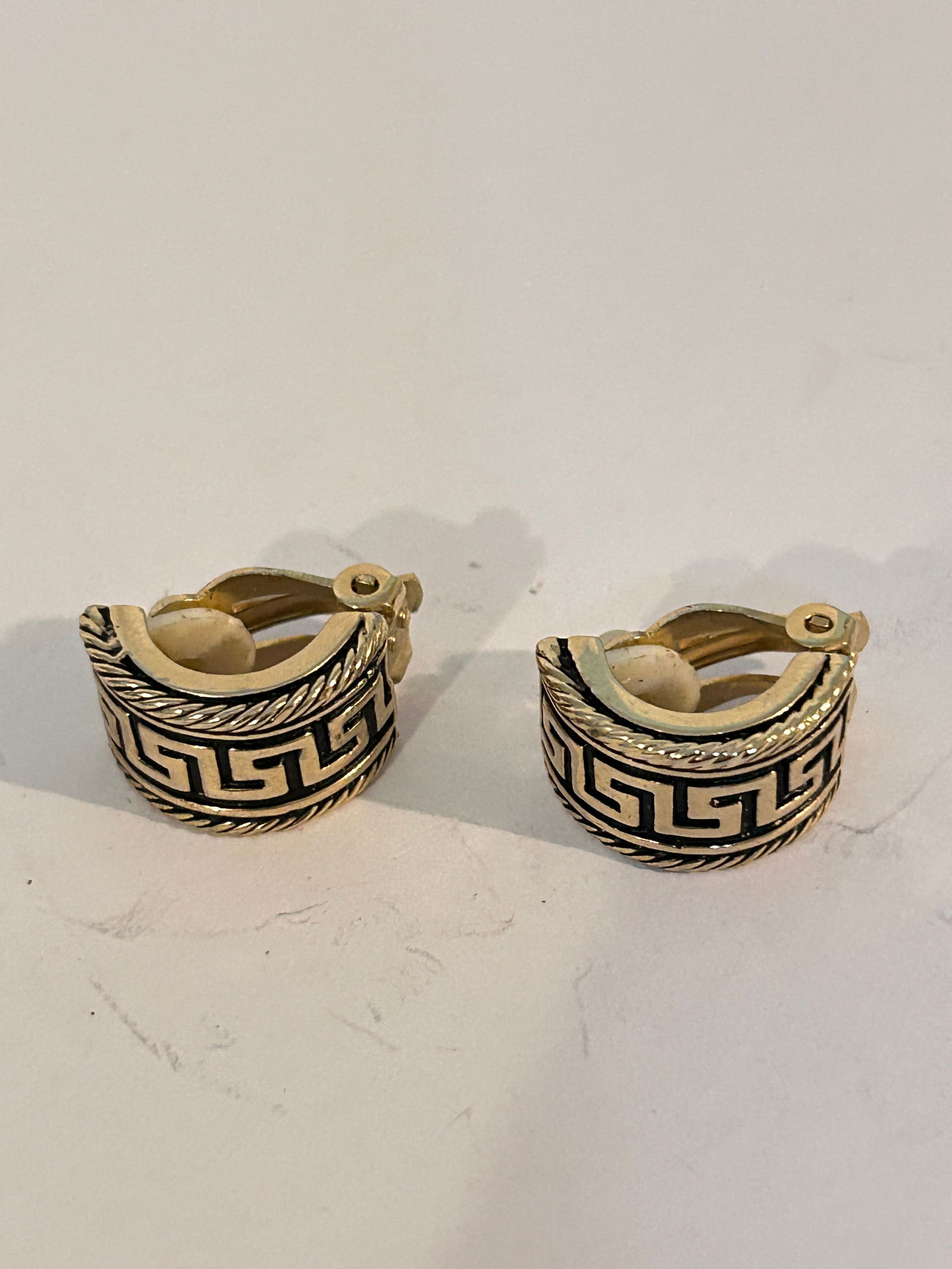 Vintage gold tone Earrings: Vintage gold tone Earrings Please view all photos as they are part of the description and condition of this Item, Feel free to contact me with questions or picture requests! Used Item AS IS