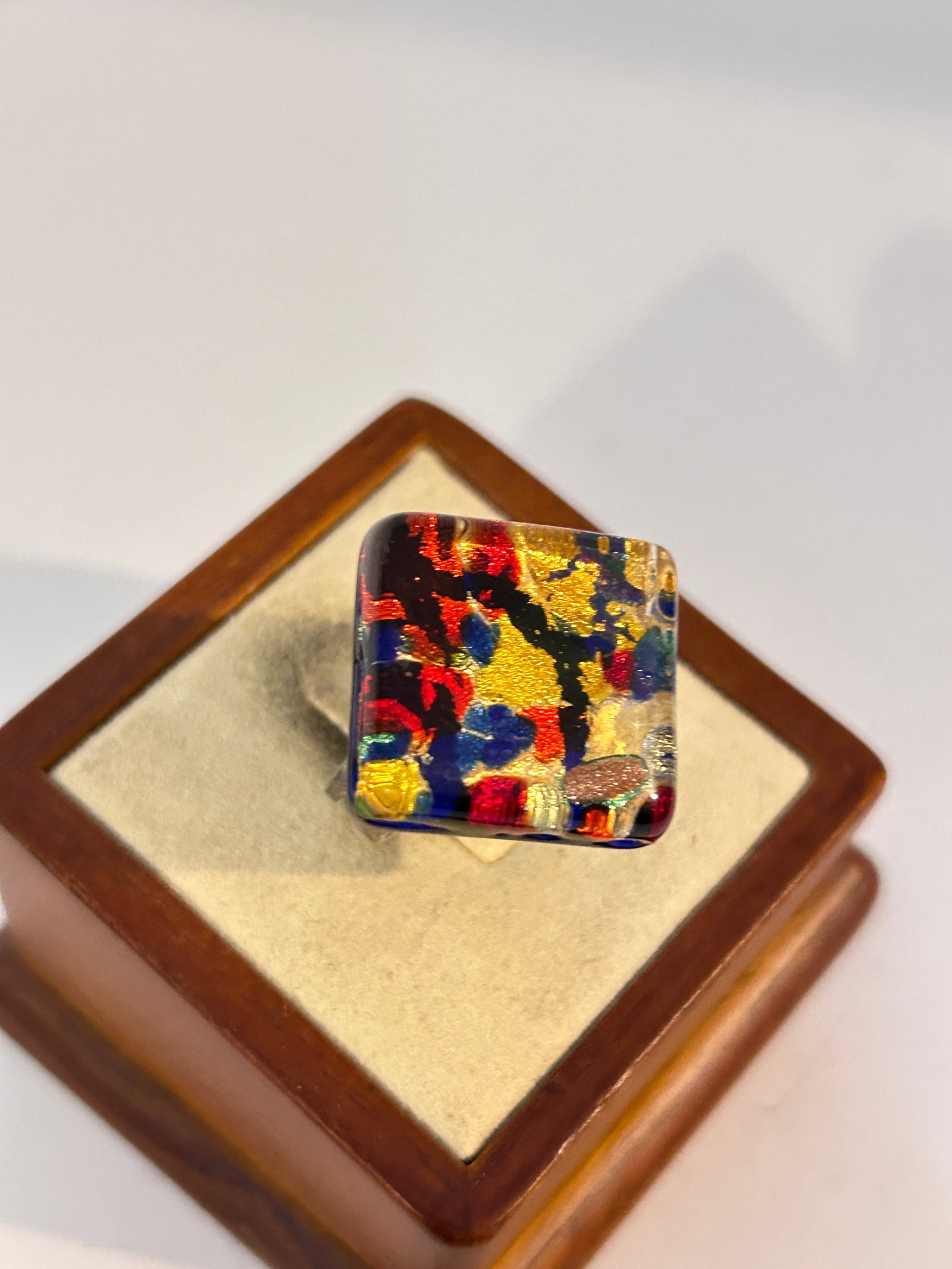 Vintage Murano Glass Ring sz 7: Vintage Murano Glass Ring sz 7 Please view all photos as they are part of the description and condition of this Item, Feel free to contact me with questions or picture requests! Used Item AS IS