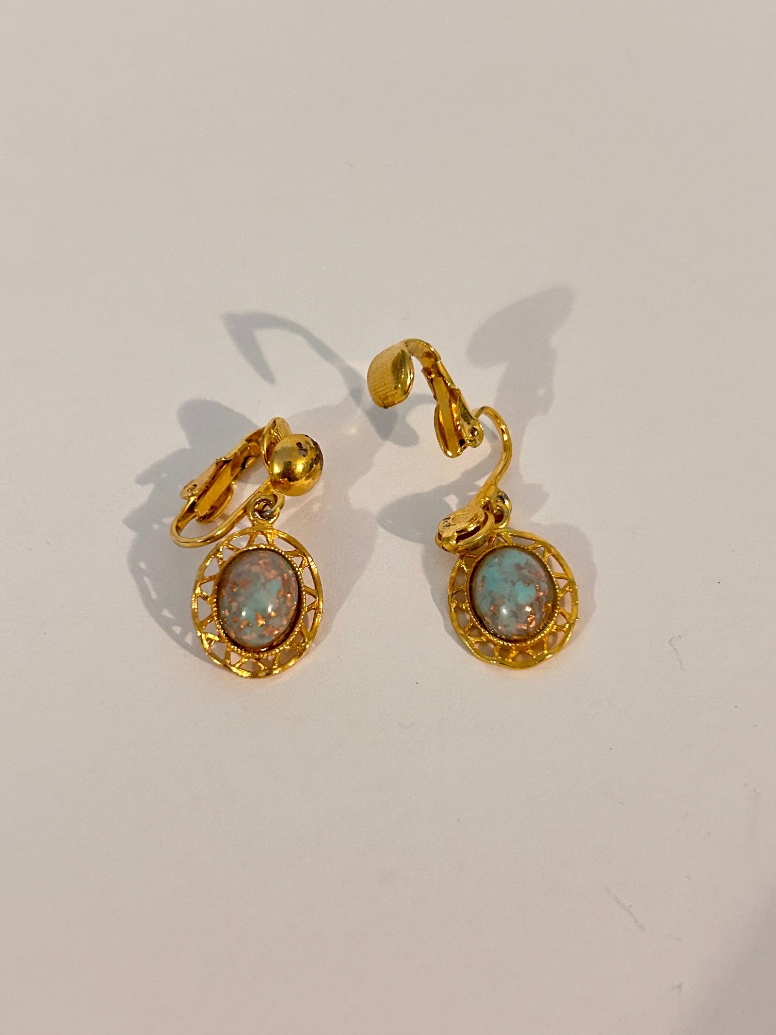 Vintage gold tone opal style Earrings: Vintage gold tone opal style Earrings Please view all photos as they are part of the description and condition of this Item, Feel free to contact me with questions or picture requests! Used Item AS IS