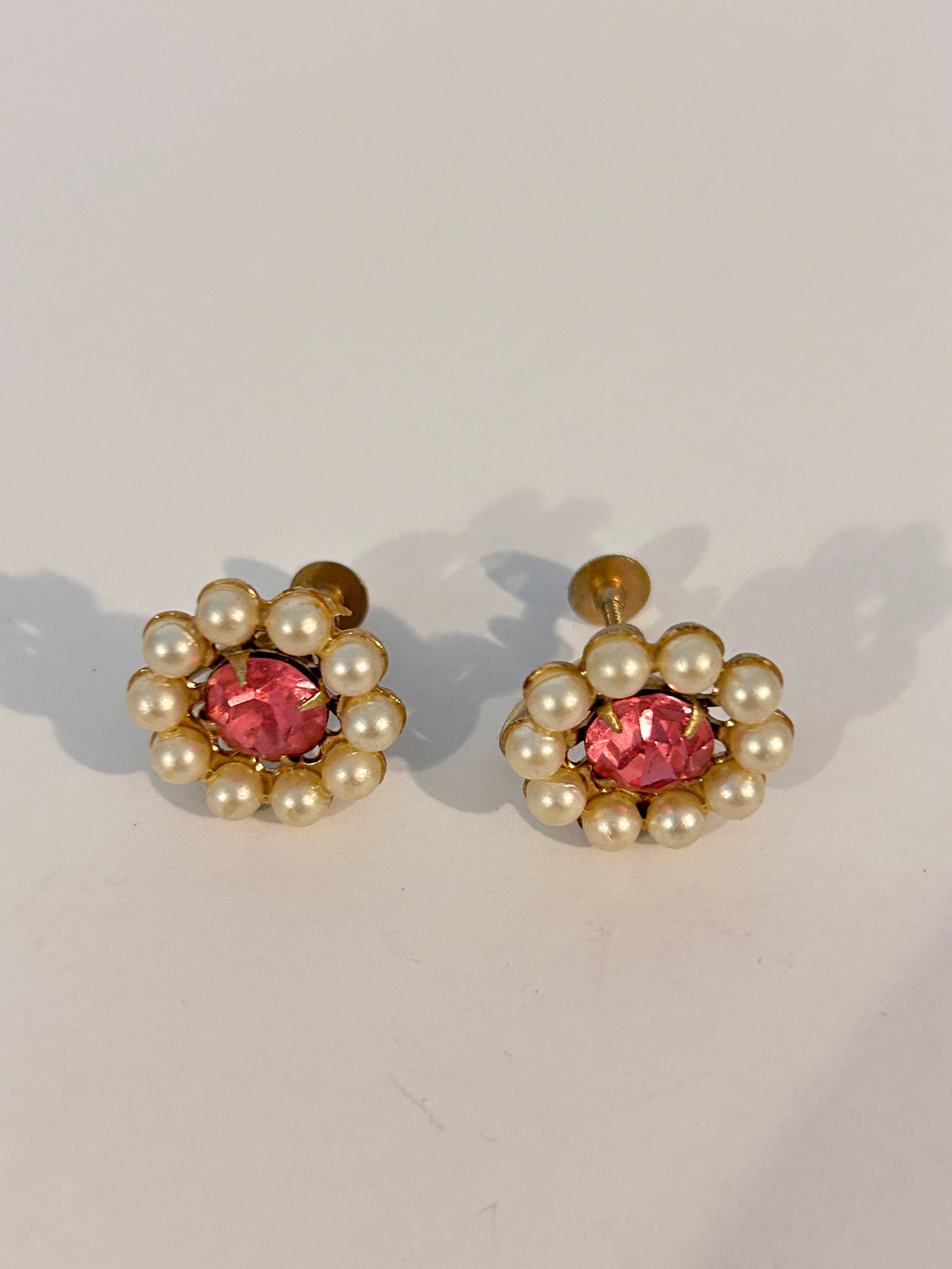 Vintage Faux Pearl pink rhinestone Earrings: Vintage Faux Pearl pink rhinestone Earrings Please view all photos as they are part of the description and condition of this Item, Feel free to contact me with questions or picture requests! Used Item