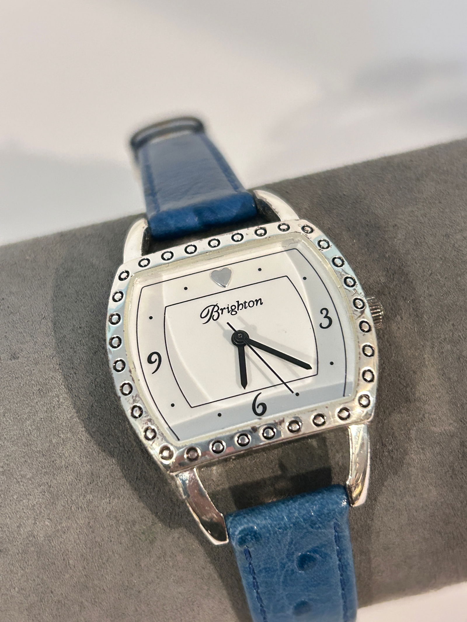 Working Vintage Women's Brighton Quartz Watch.: Working Vintage Women's Brighton Quartz Watch. Please view all photos as they are part of the description and condition of this Item, Feel free to contact me with questions or picture requests! Used I