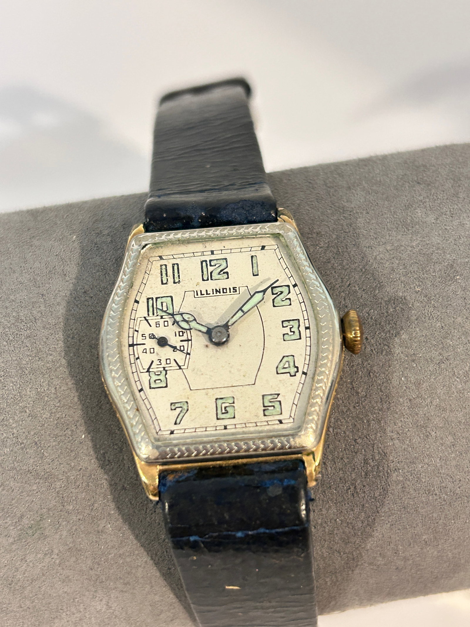 Vintage Illinois Working Mech gold filled Watch: Vintage Illinois Working Mech gold filled Watch Please view all photos as they are part of the description and condition of this Item, Feel free to contact me with questions or picture requests! Used 