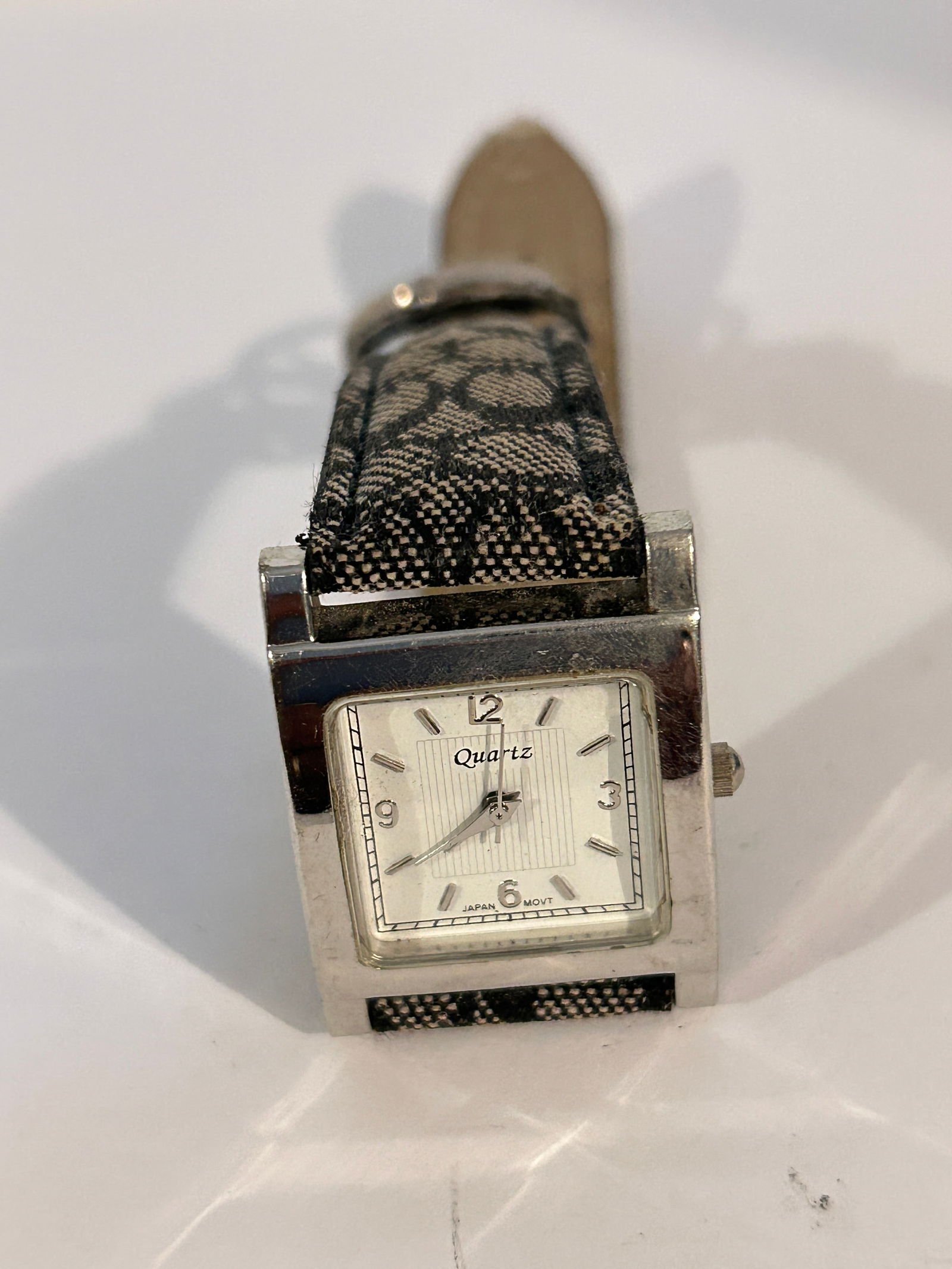 Vintage Quartz working Watch: Vintage Quartz working Watch Please view all photos as they are part of the description and condition of this Item, Feel free to contact me with questions or picture requests! Used Item AS IS