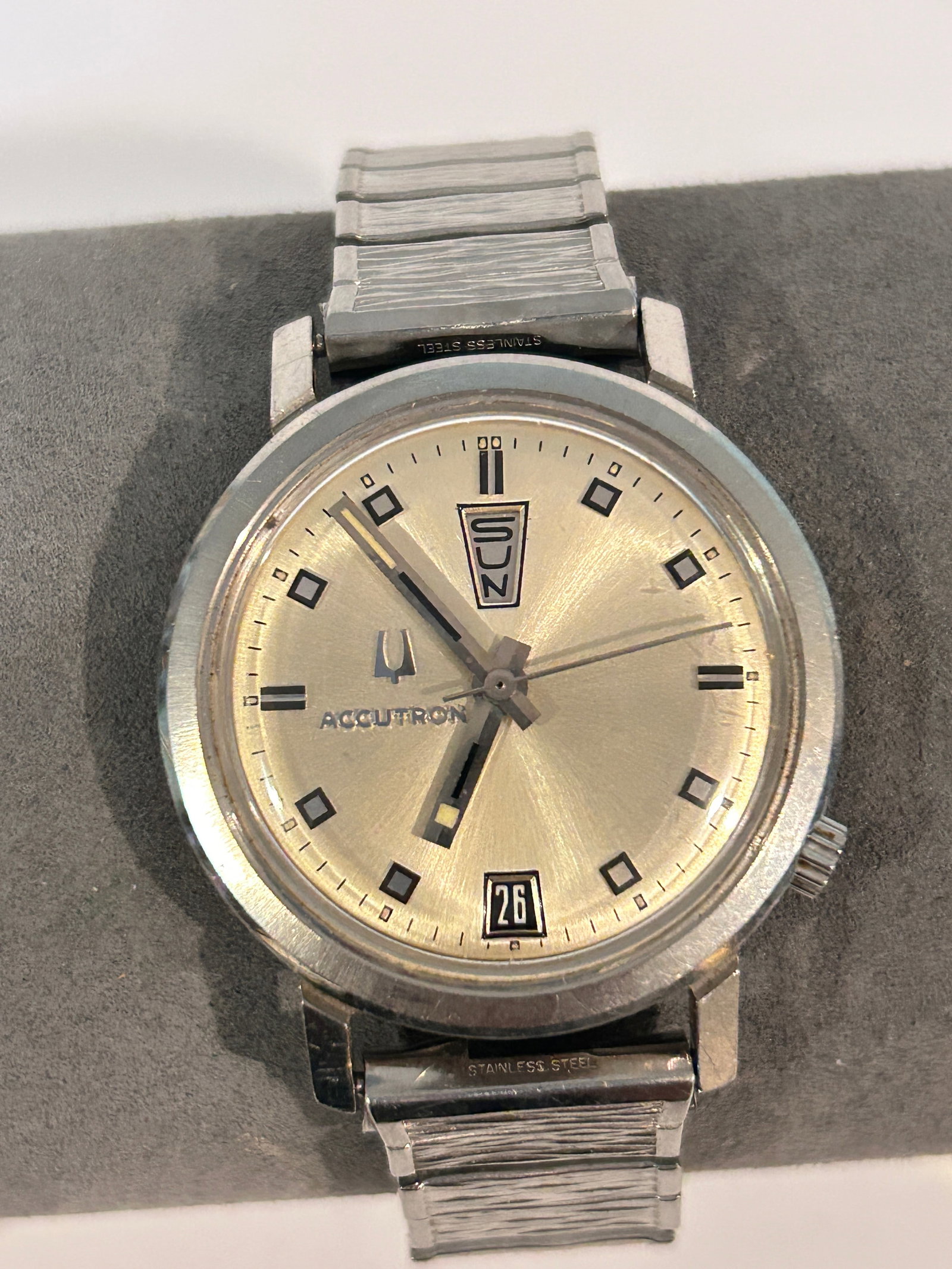 Vintage 1969 Bulova Accutron Tuning Fork Watch: Vintage 1969 Bulova Accutron Tuning Fork Watch Please view all photos as they are part of the description and condition of this Item, Feel free to contact me with questions or picture requests! Used I