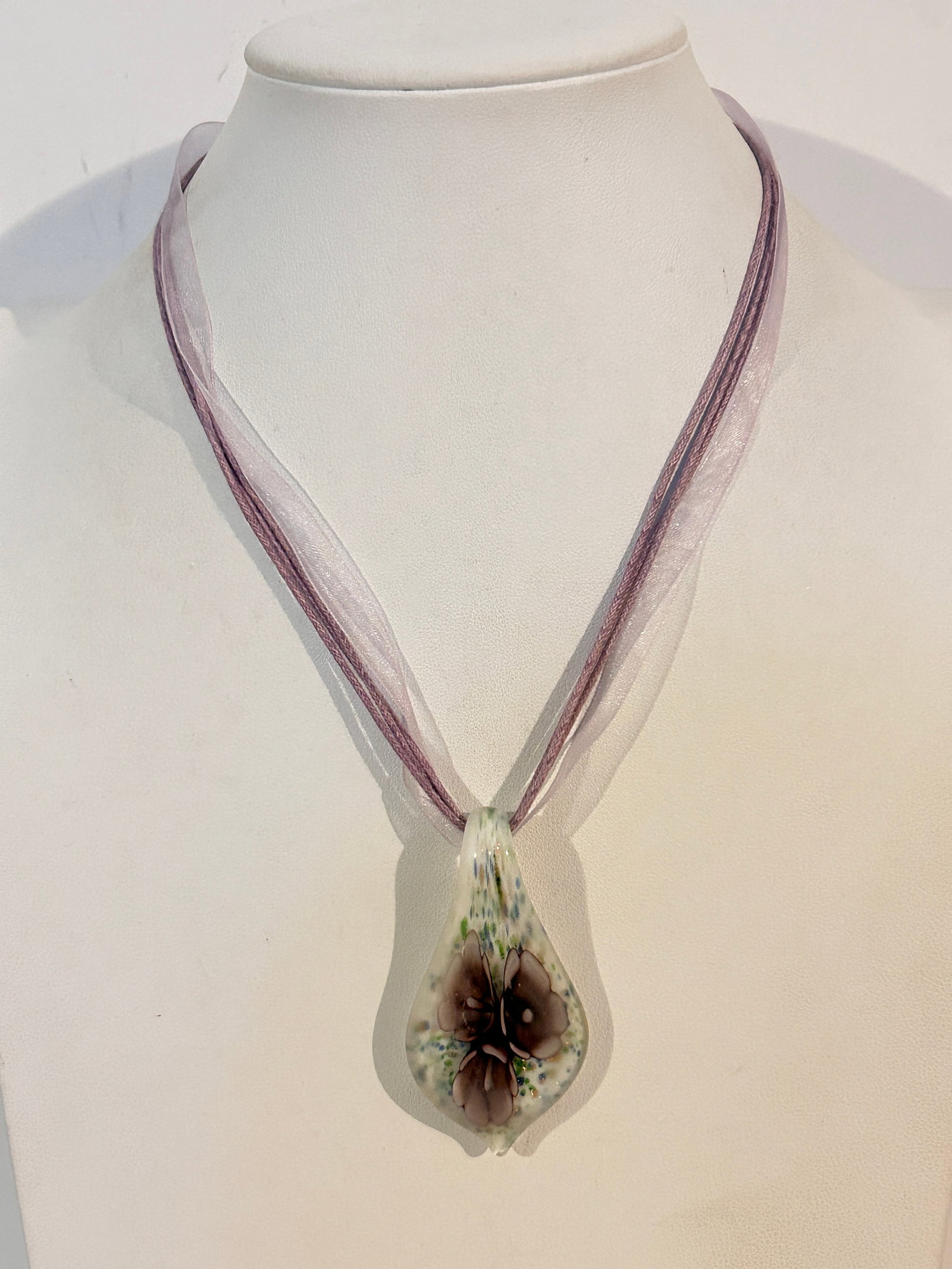 Vintage Murano Glass Pendant Flower Necklace Sz 17": Vintage Murano Glass Pendant Flower Necklace Sz 17" Please view all photos as they are part of the description and condition of this Item, Feel free to contact me with questions or picture requests! U