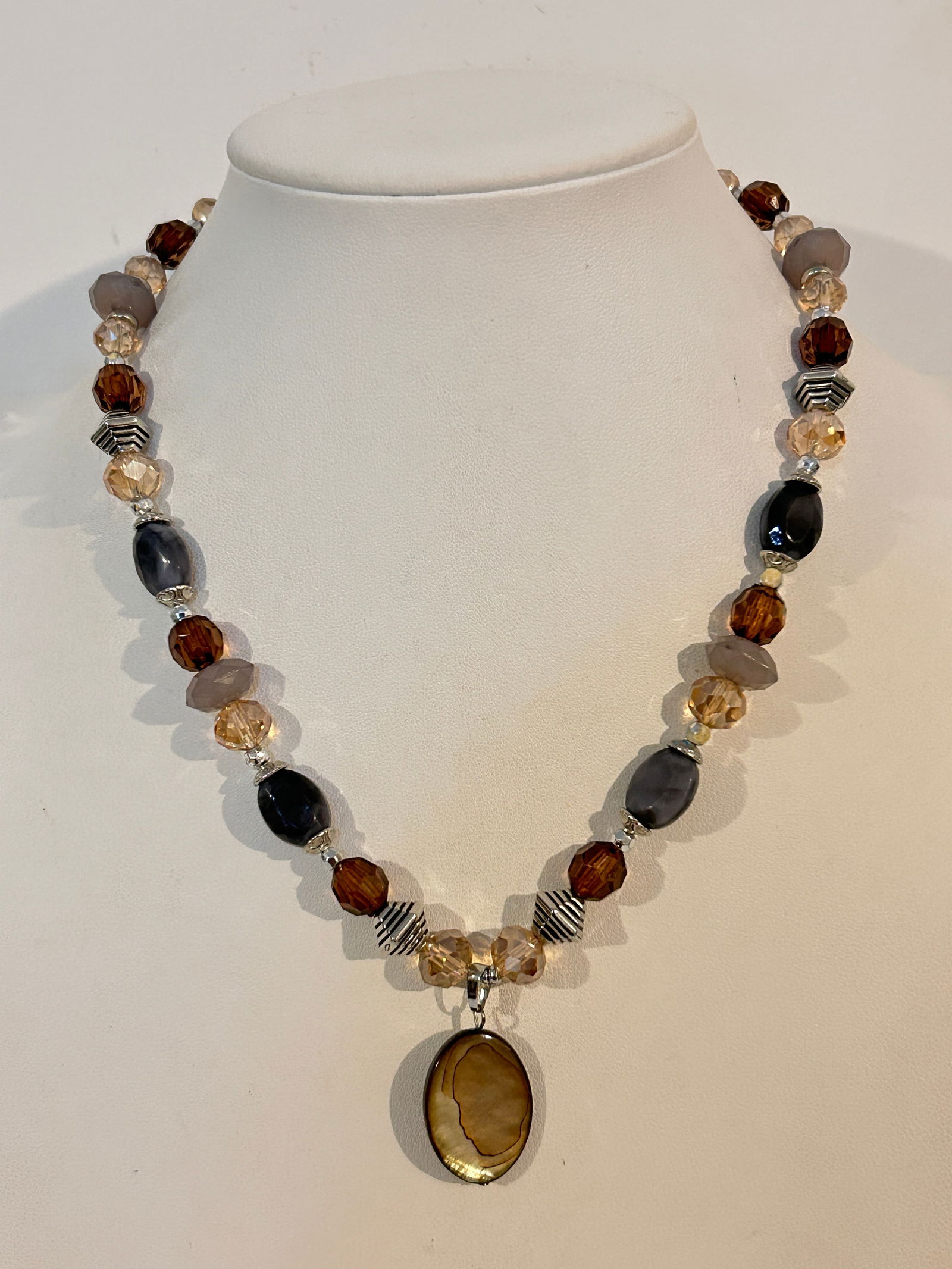 Vintage Beaded Necklace Sz 17": Vintage Beaded Necklace Sz 17" Please view all photos as they are part of the description and condition of this Item, Feel free to contact me with questions or picture requests! Used Item AS IS