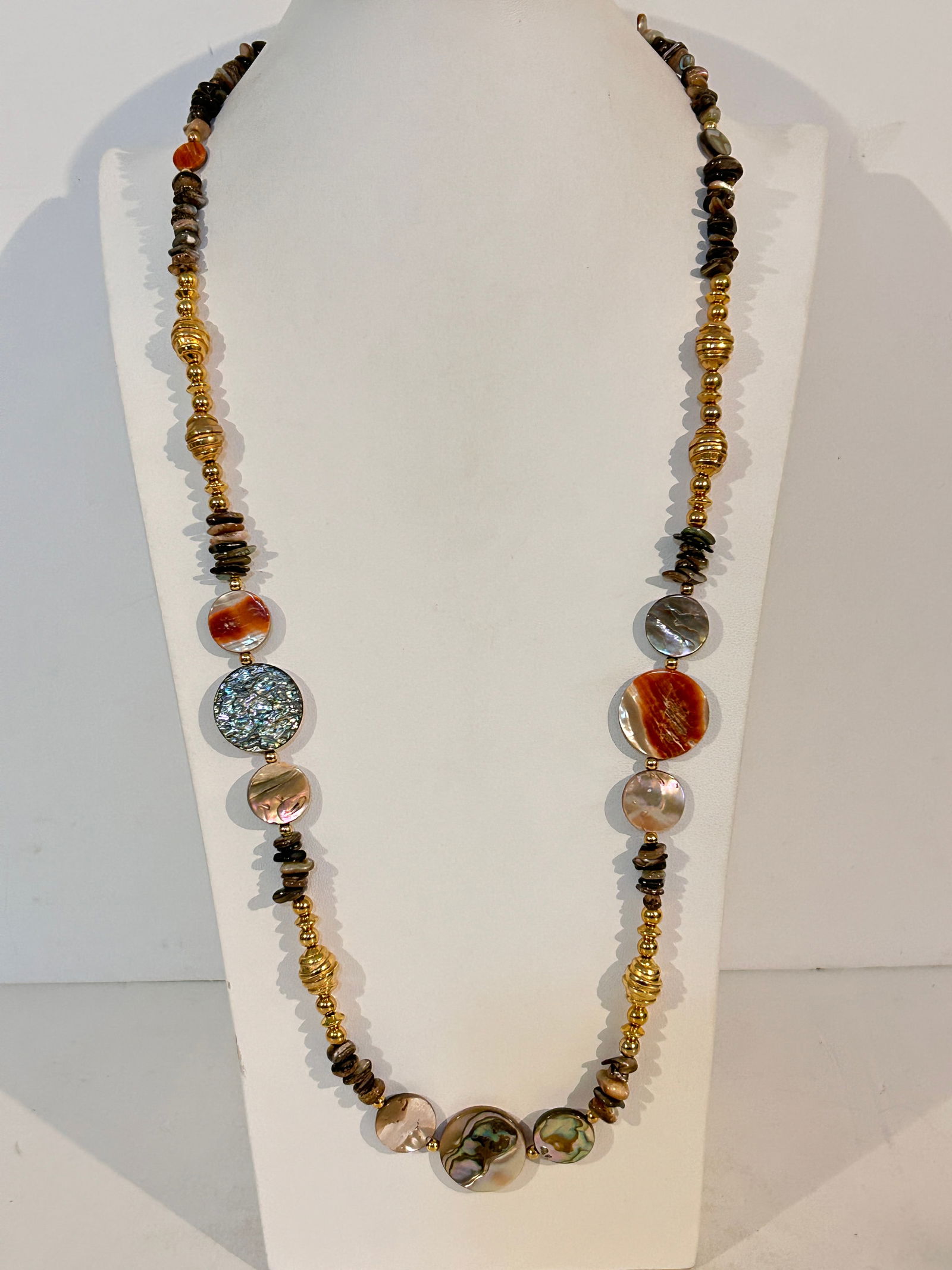 Vintage Mother off Pearl beaded Abalone Necklace Sz 33": Vintage Mother off Pearl beaded Abalone Necklace Sz 33" Please view all photos as they are part of the description and condition of this Item, Feel free to contact me with questions or picture request