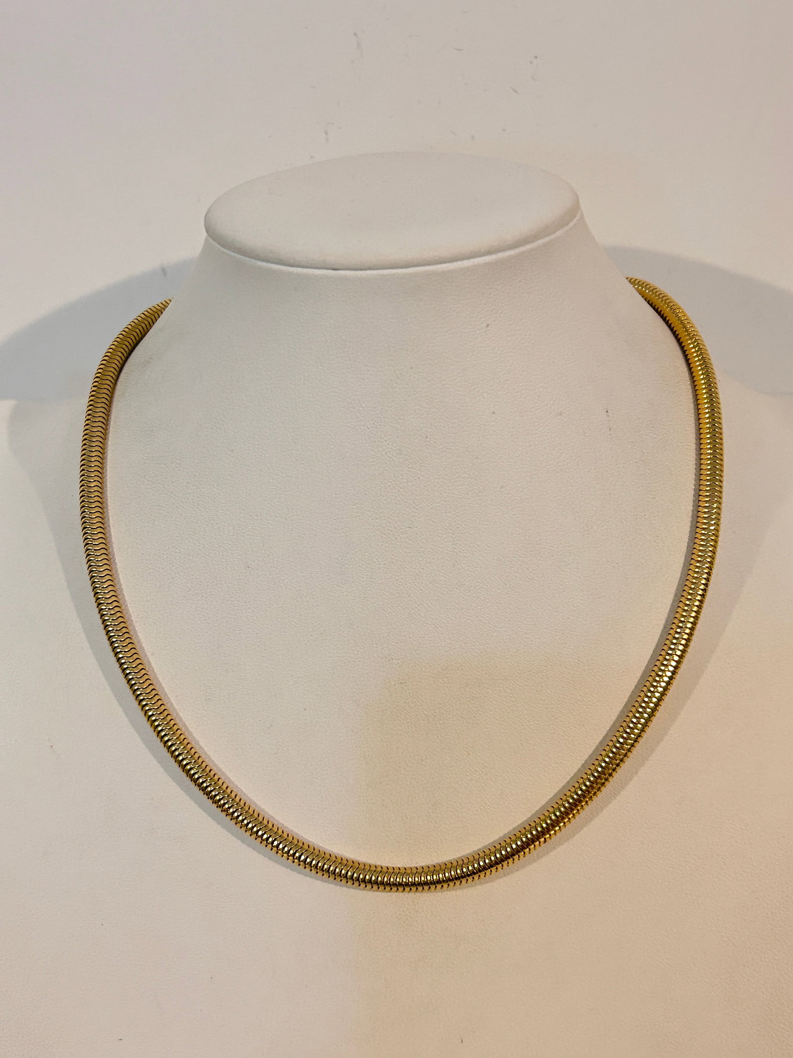 Vintage Gold tone choker Necklace Sz 18": Vintage Gold tone choker Necklace Sz 18" Please view all photos as they are part of the description and condition of this Item, Feel free to contact me with questions or picture requests! Used Item AS