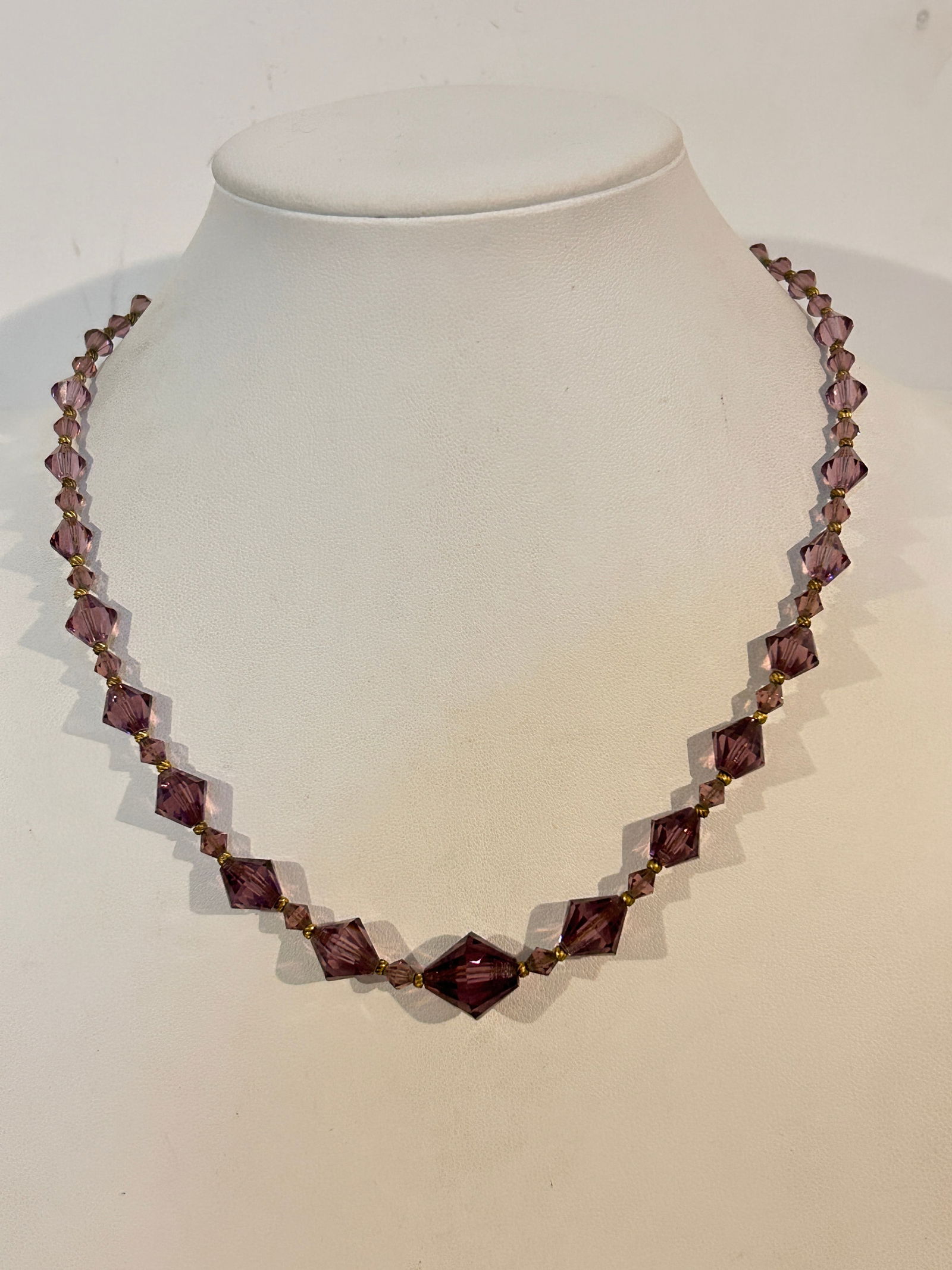 Vintage Glass Crystal Bead Necklace Sz 18": Vintage Glass Crystal Bead Necklace Sz 18" Please view all photos as they are part of the description and condition of this Item, Feel free to contact me with questions or picture requests! Used Item