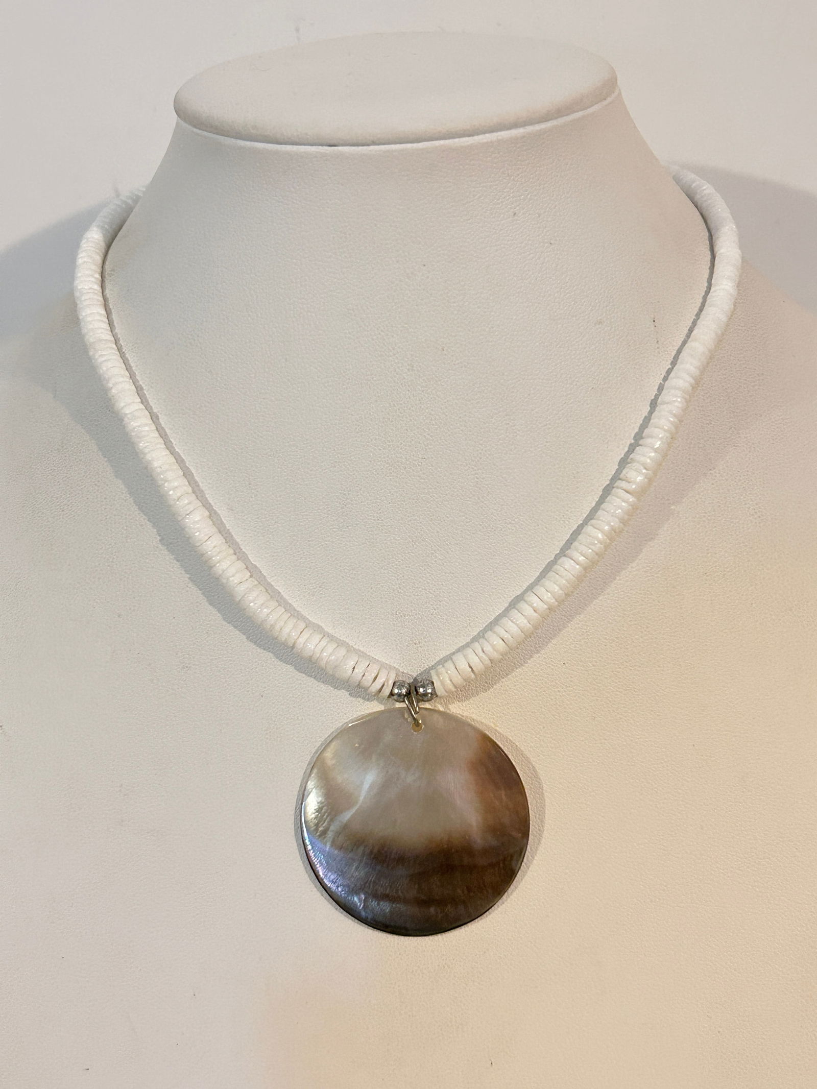 Vintage Mother Of Pearl white bead Necklace Sz 15": Vintage Mother Of Pearl white bead Necklace Sz 15" Please view all photos as they are part of the description and condition of this Item, Feel free to contact me with questions or picture requests! Us