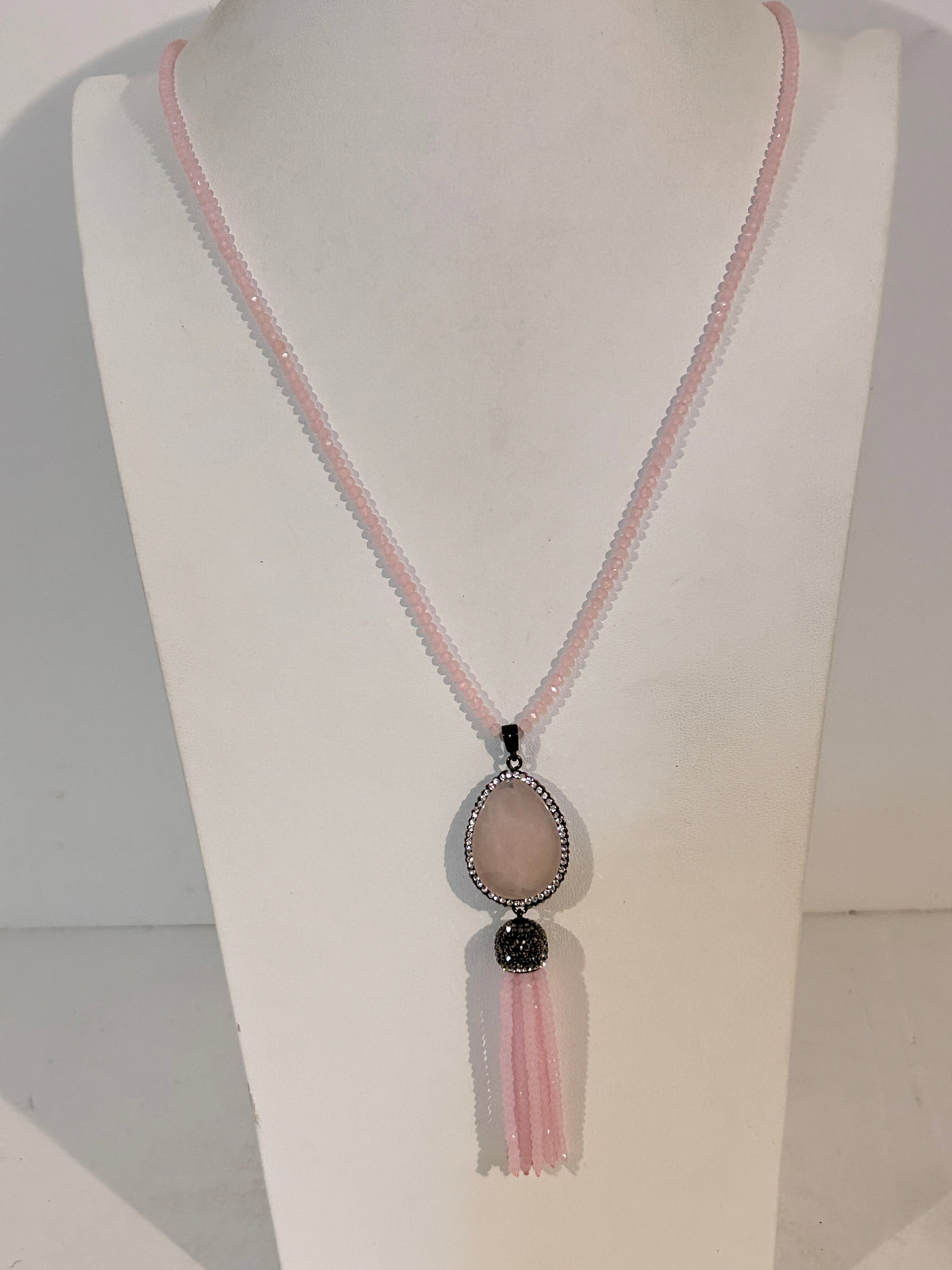 Vintage Joan Rivers pink tassle Pendant necklace Sz 33": Vintage Joan Rivers pink tassle Pendant necklace Sz 33" Please view all photos as they are part of the description and condition of this Item, Feel free to contact me with questions or picture request