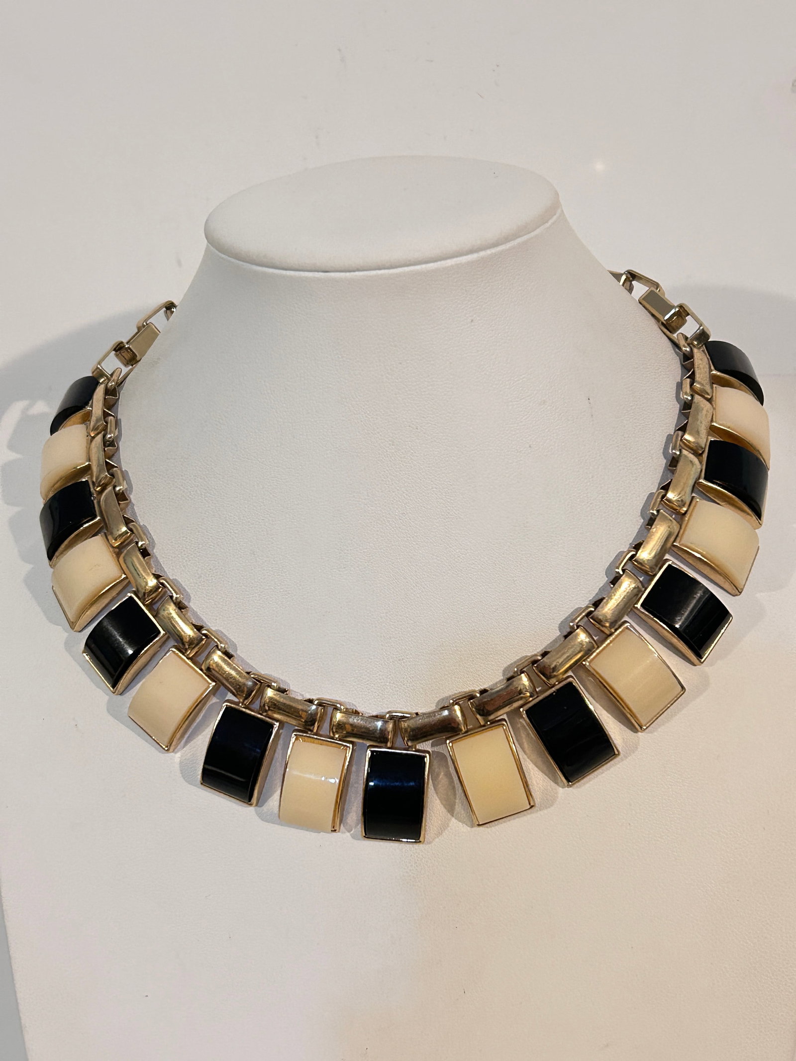 Vintage Gold tone Elegant Choker Necklace Sz 12": Vintage Gold tone Elegant Choker Necklace Sz 12" Please view all photos as they are part of the description and condition of this Item, Feel free to contact me with questions or picture requests! Used