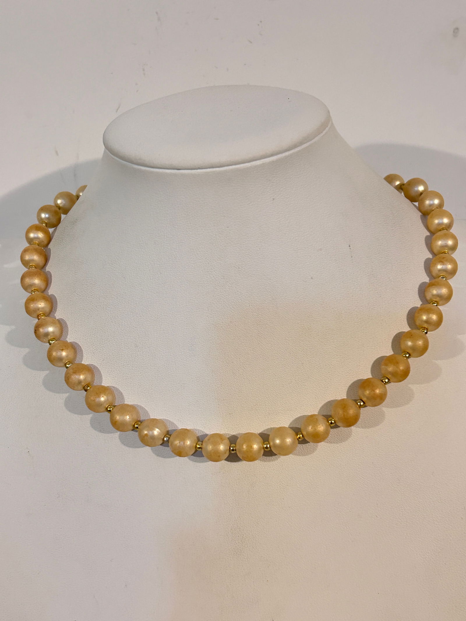 Vintage Old Faux Pearl bead Necklace Sz 18": Vintage Old Faux Pearl bead Necklace Sz 18" Please view all photos as they are part of the description and condition of this Item, Feel free to contact me with questions or picture requests! Used Item