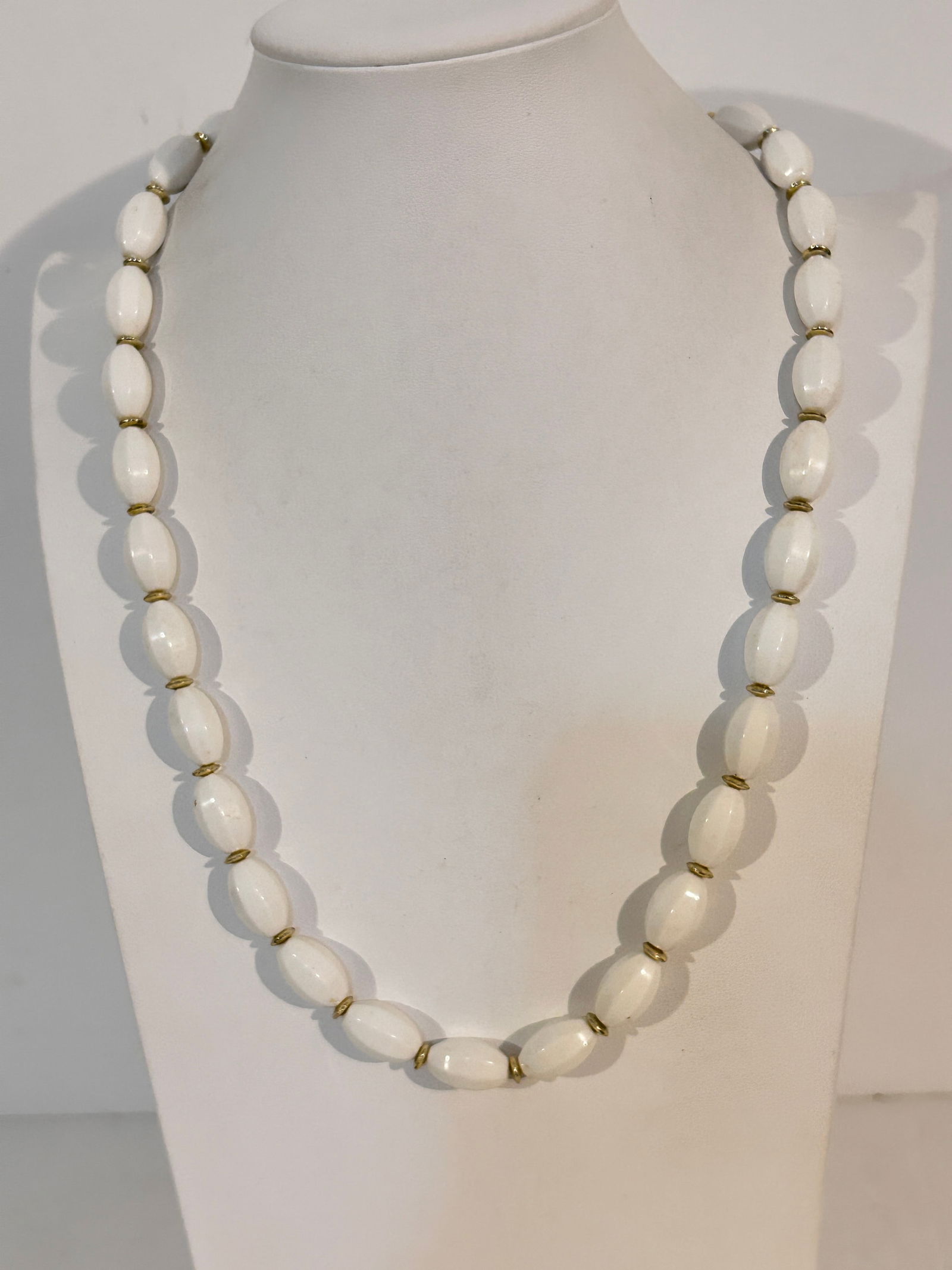 Vintage White Bead gold tone accents Necklace Sz 25": Vintage White Bead gold tone accents Necklace Sz 25" Please view all photos as they are part of the description and condition of this Item, Feel free to contact me with questions or picture requests!