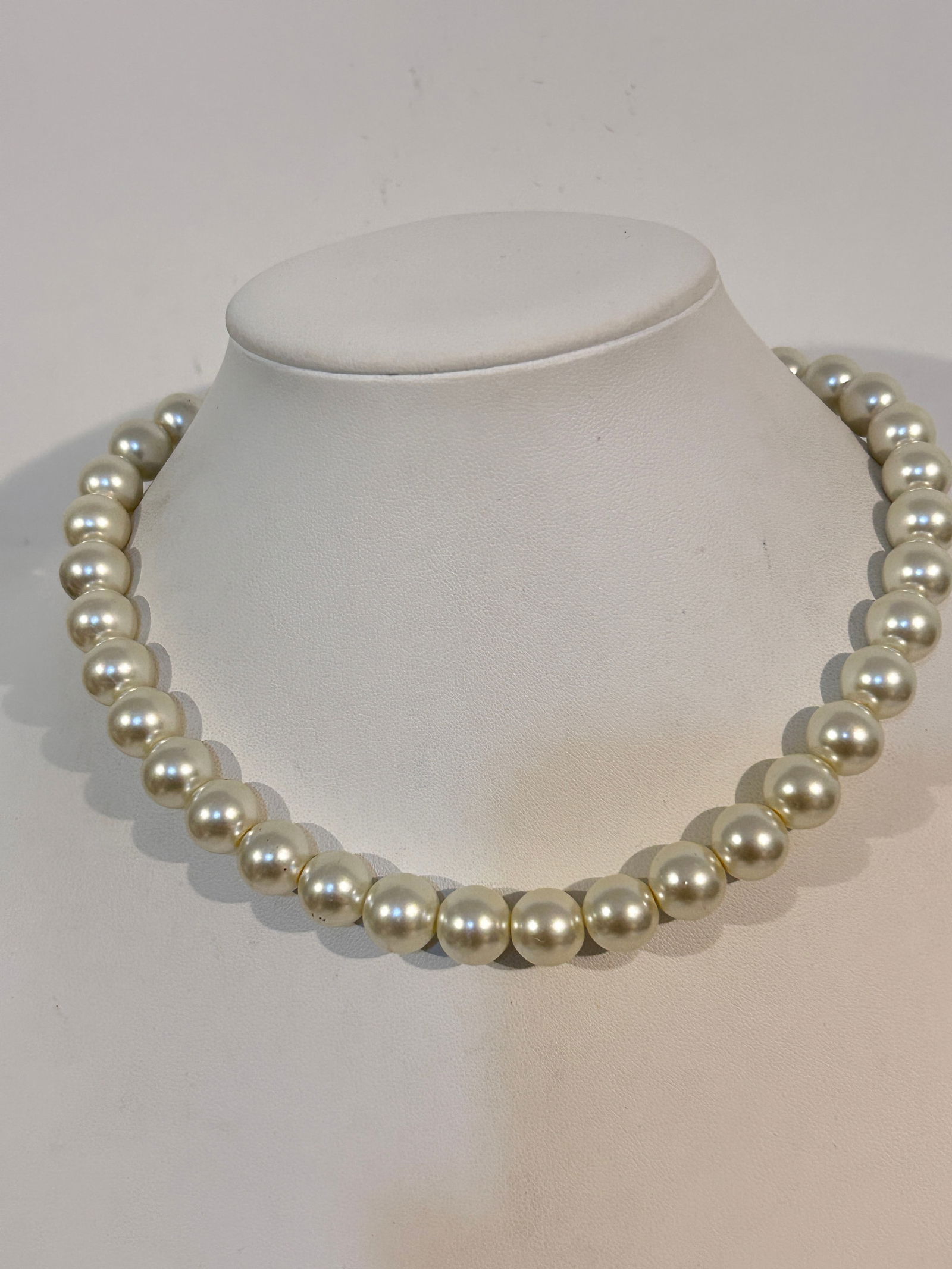 Vintage Faux Pearl bead Necklace Sz 16": Vintage Faux Pearl bead Necklace Sz 16" Please view all photos as they are part of the description and condition of this Item, Feel free to contact me with questions or picture requests! Used Item AS
