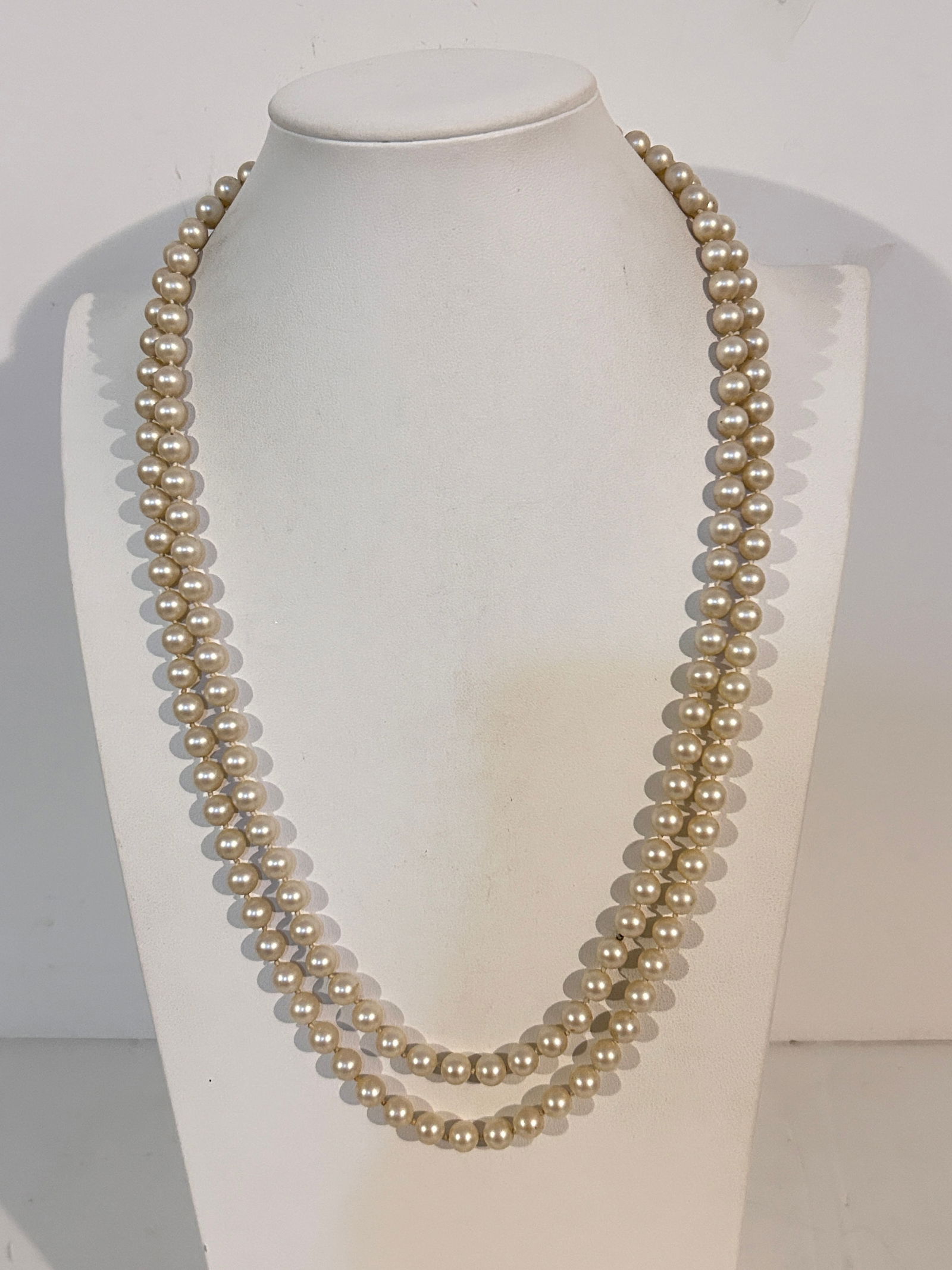 Vintage Faux Pearl bead Necklace Sz 54": Vintage Faux Pearl bead Necklace Sz 54" Please view all photos as they are part of the description and condition of this Item, Feel free to contact me with questions or picture requests! Used Item AS