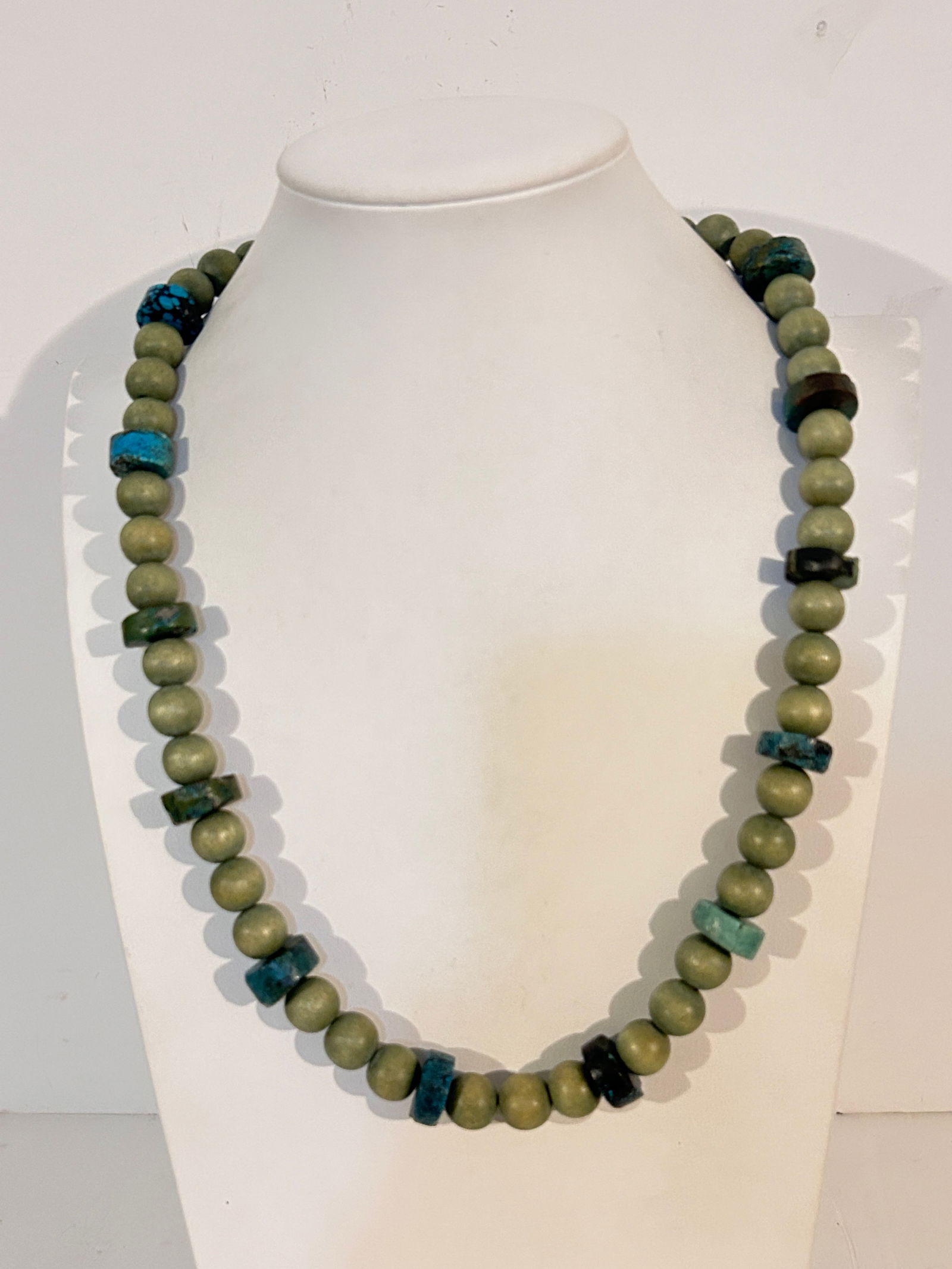 Vintage Faux Turquoise bead Necklace Sz 26": Vintage Faux Turquoise bead Necklace Sz 26" Please view all photos as they are part of the description and condition of this Item, Feel free to contact me with questions or picture requests! Used Item