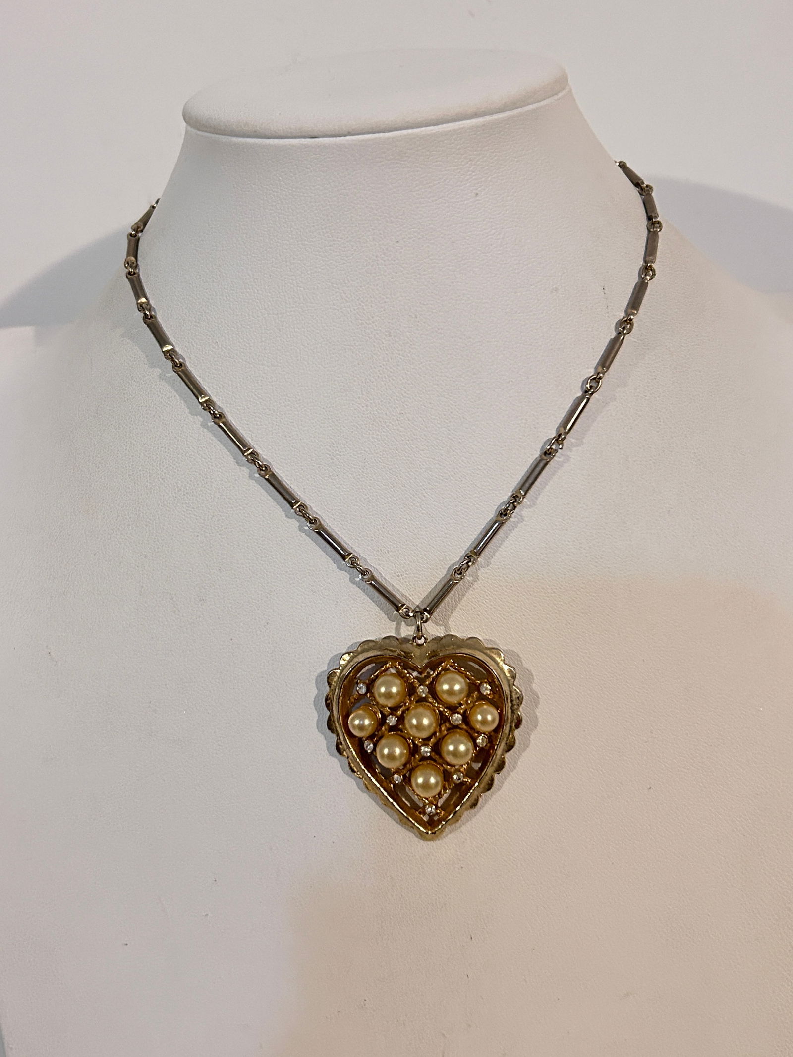 Vintage Coro heart Faux pearl pendant Necklace Sz 15": Vintage Coro heart Faux pearl pendant Necklace Sz 15" Please view all photos as they are part of the description and condition of this Item, Feel free to contact me with questions or picture requests!