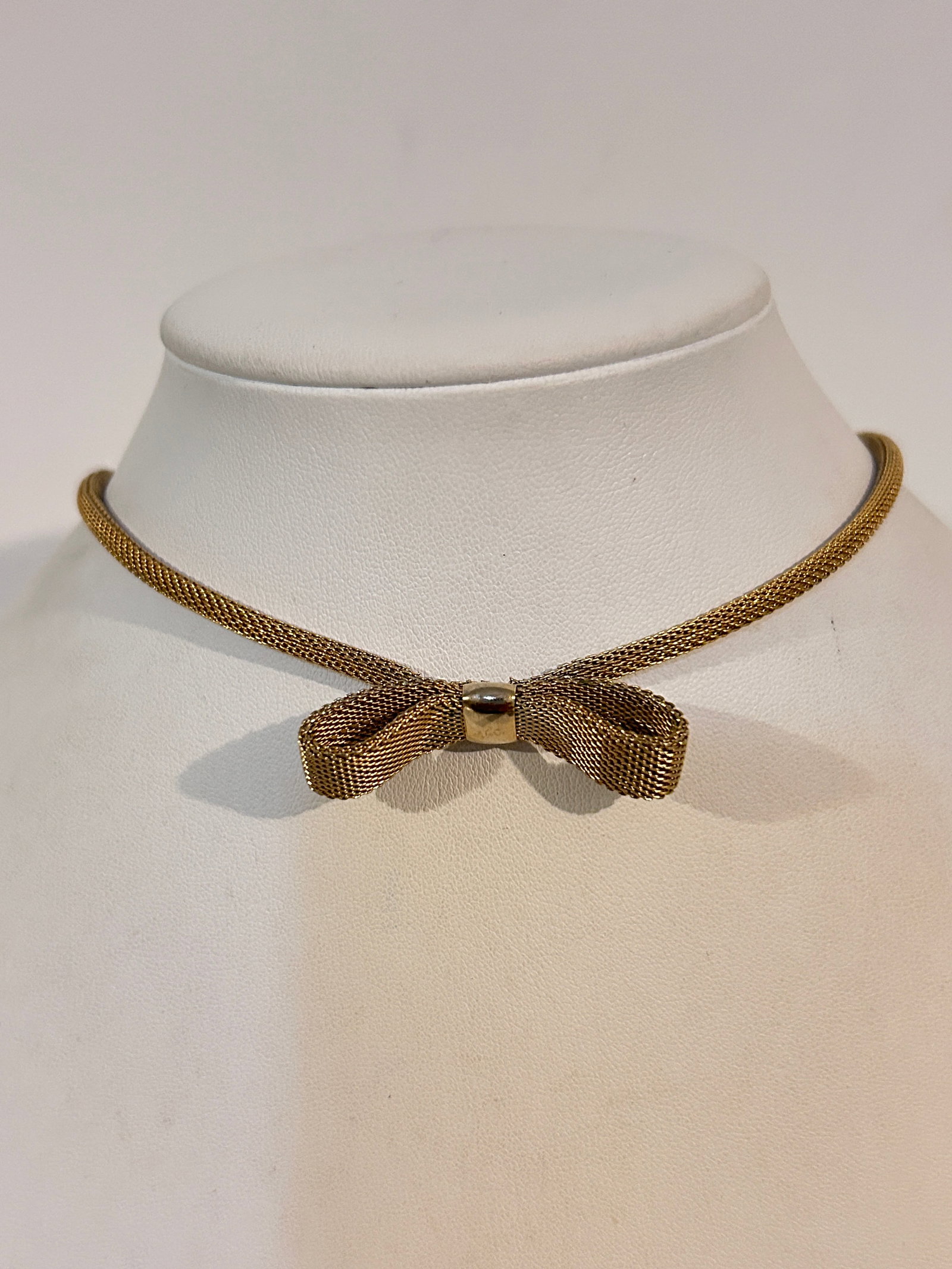 Vintage Sarah Cov Bow Tie goldtone Necklace Sz 16": Vintage Sarah Cov Bow Tie goldtone Necklace Sz 16" Please view all photos as they are part of the description and condition of this Item, Feel free to contact me with questions or picture requests! Us