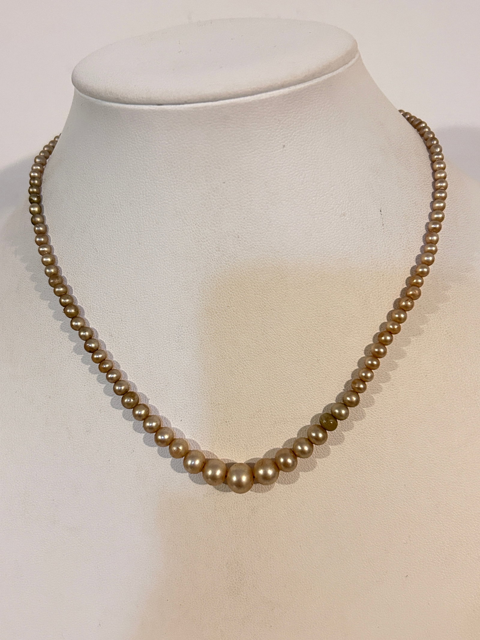 Vintage Old pearl choker Necklace Sz 15": Vintage Old pearl choker Necklace Sz 15" Please view all photos as they are part of the description and condition of this Item, Feel free to contact me with questions or picture requests! Used Item AS
