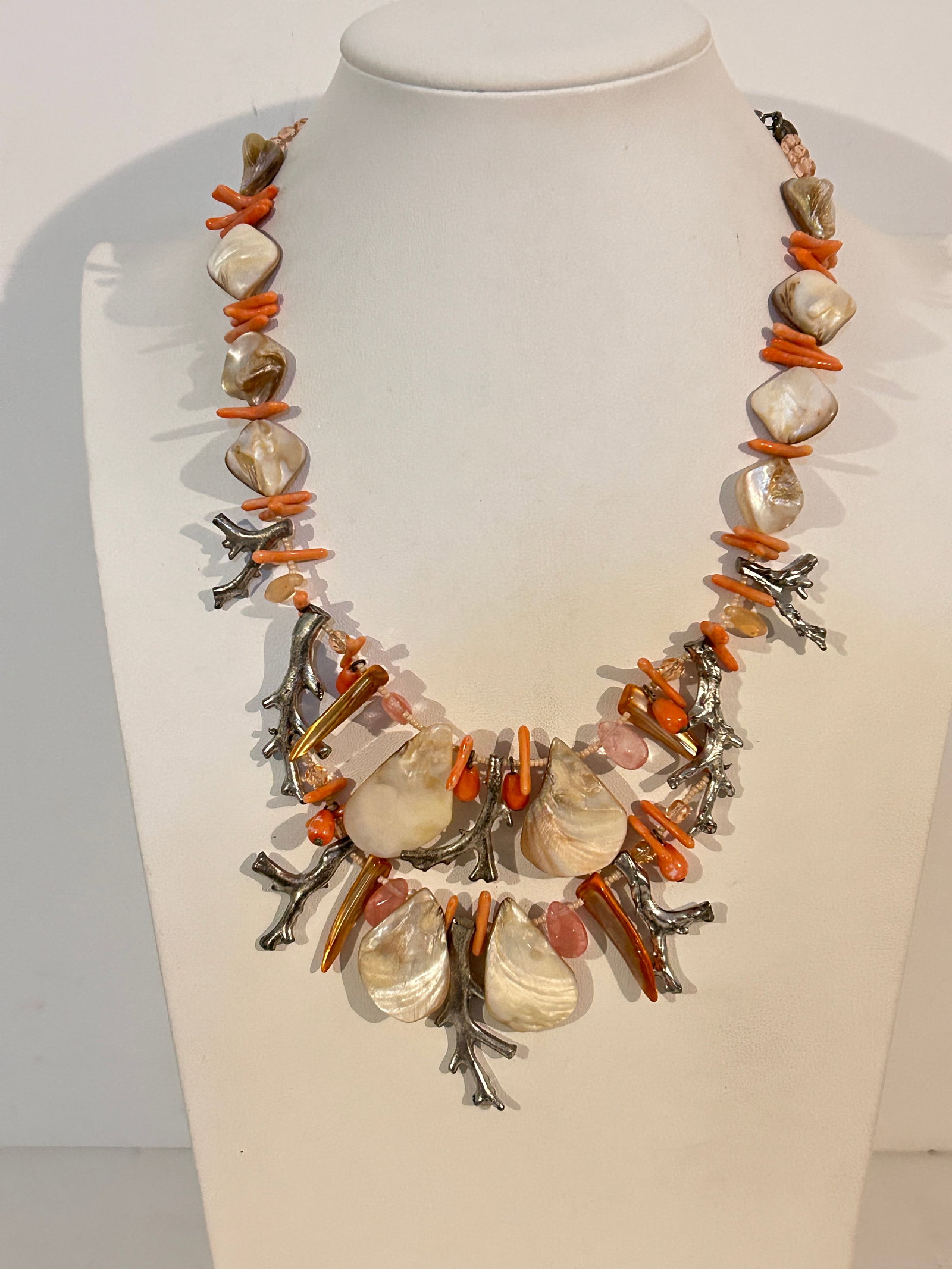 Vintage Chicos Mother of Pearl Pink Necklace Sz 18": Vintage Chicos Mother of Pearl Pink Necklace Sz 18" Please view all photos as they are part of the description and condition of this Item, Feel free to contact me with questions or picture requests! U