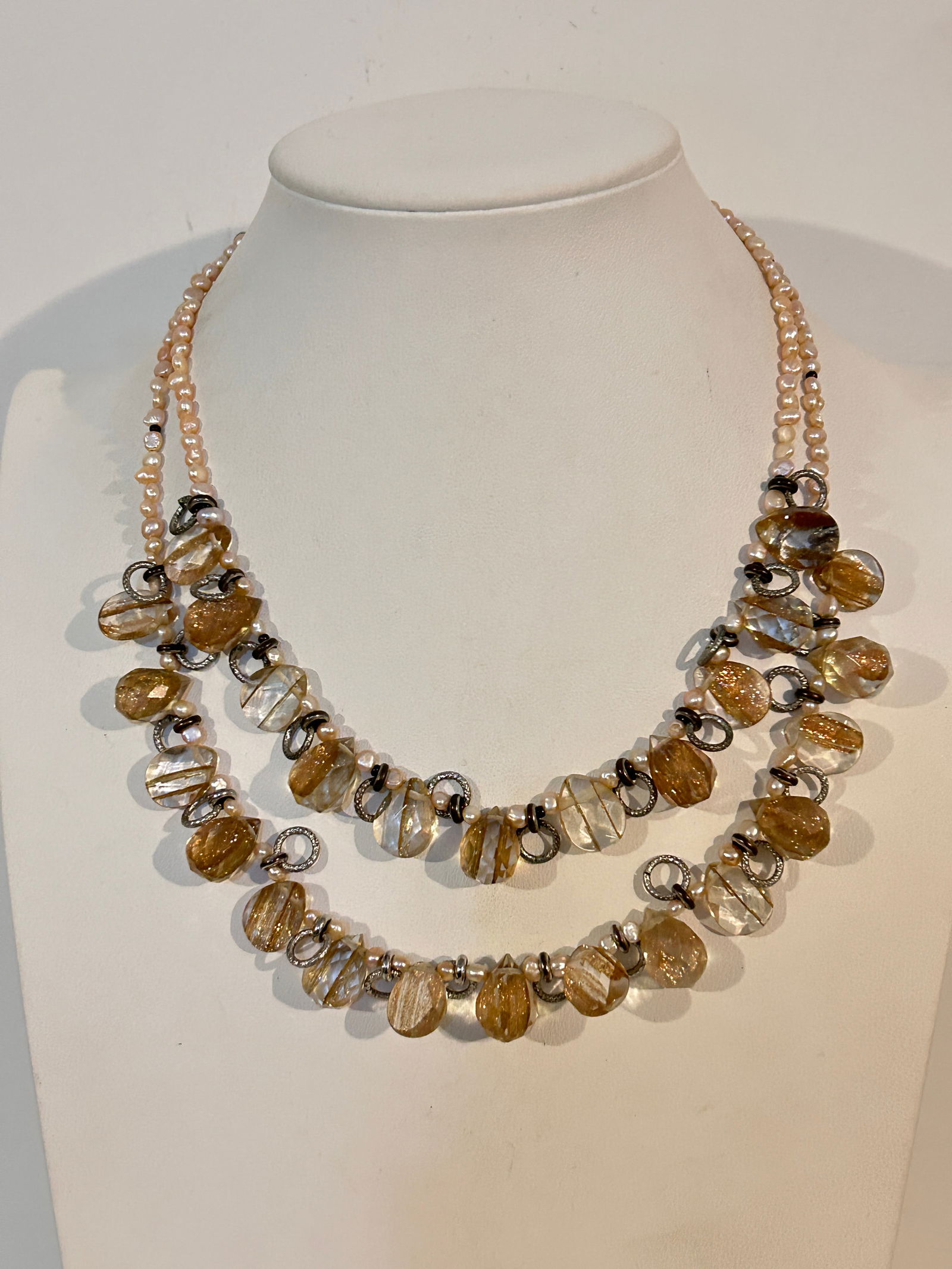 Vintage Murano Glass bead Necklace Sz 17": Vintage Murano Glass bead Necklace Sz 17" Please view all photos as they are part of the description and condition of this Item, Feel free to contact me with questions or picture requests! Used Item A