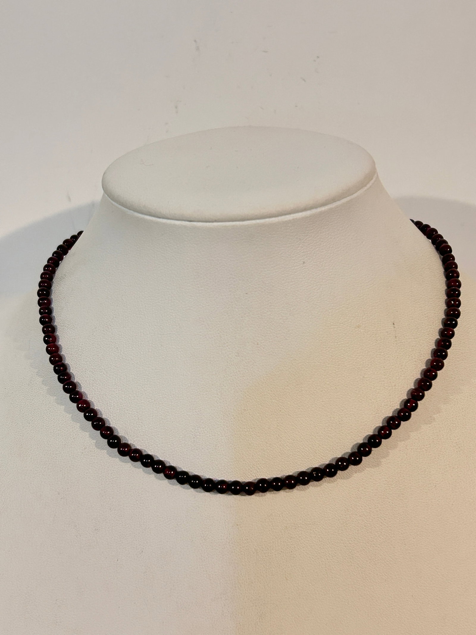 Vintage Tiney Amethyst bead choker Necklace Sz 14": Vintage Tiney Amethyst bead choker Necklace Sz 14" Please view all photos as they are part of the description and condition of this Item, Feel free to contact me with questions or picture requests! Us