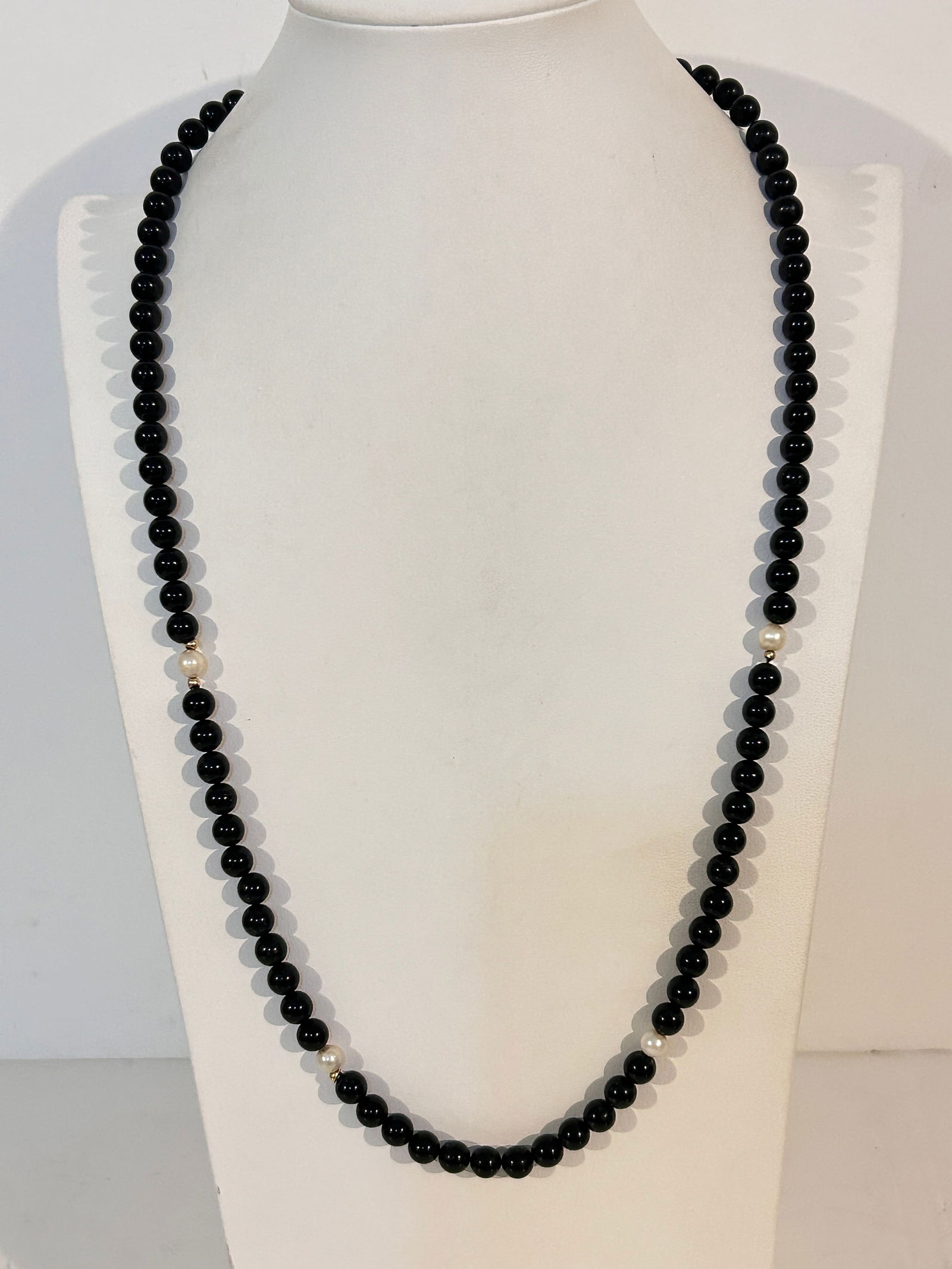 Vintage Beaded Onyx Necklace Sz 30": Vintage Beaded Onyx Necklace Sz 30" Please view all photos as they are part of the description and condition of this Item, Feel free to contact me with questions or picture requests! Used Item AS IS